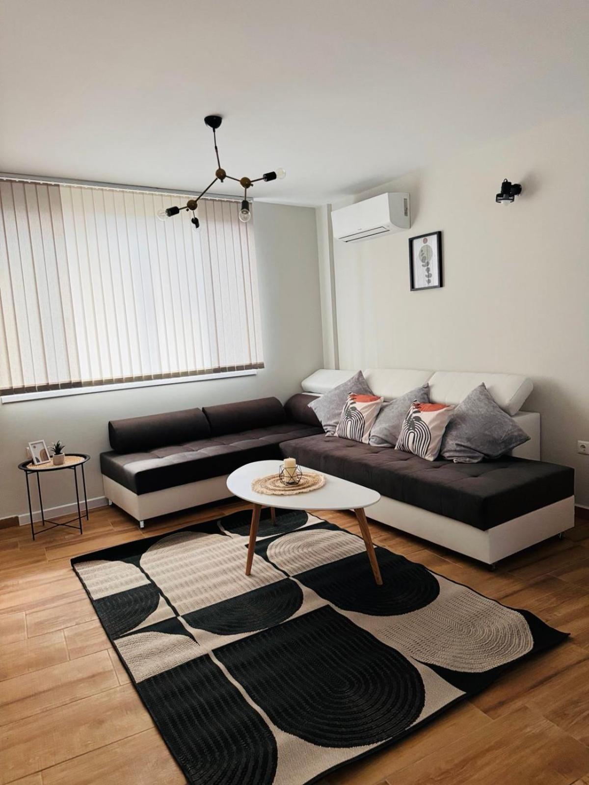 Goldy central beach apartment with private garden Burgas