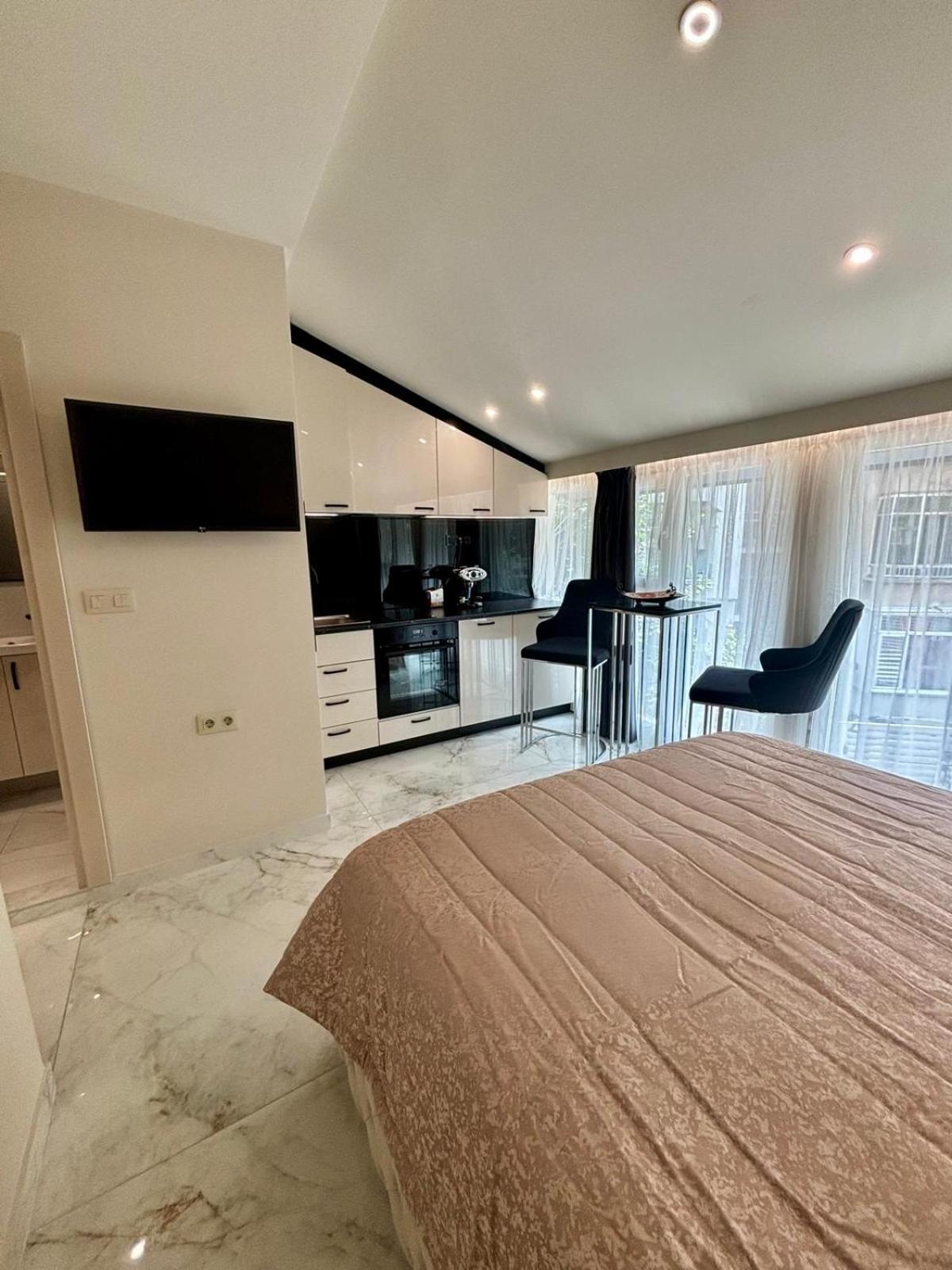 Luxurious House with Deluxe rooms & Free Secured Parking