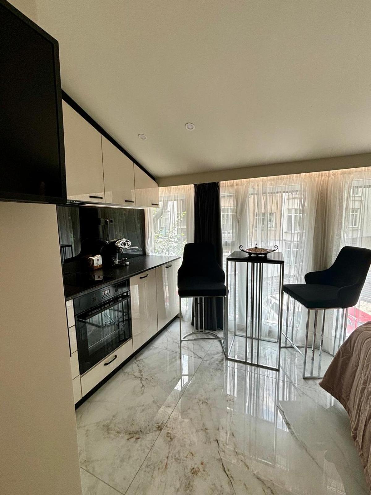 Luxurious House with Deluxe rooms & Free Secured Parking