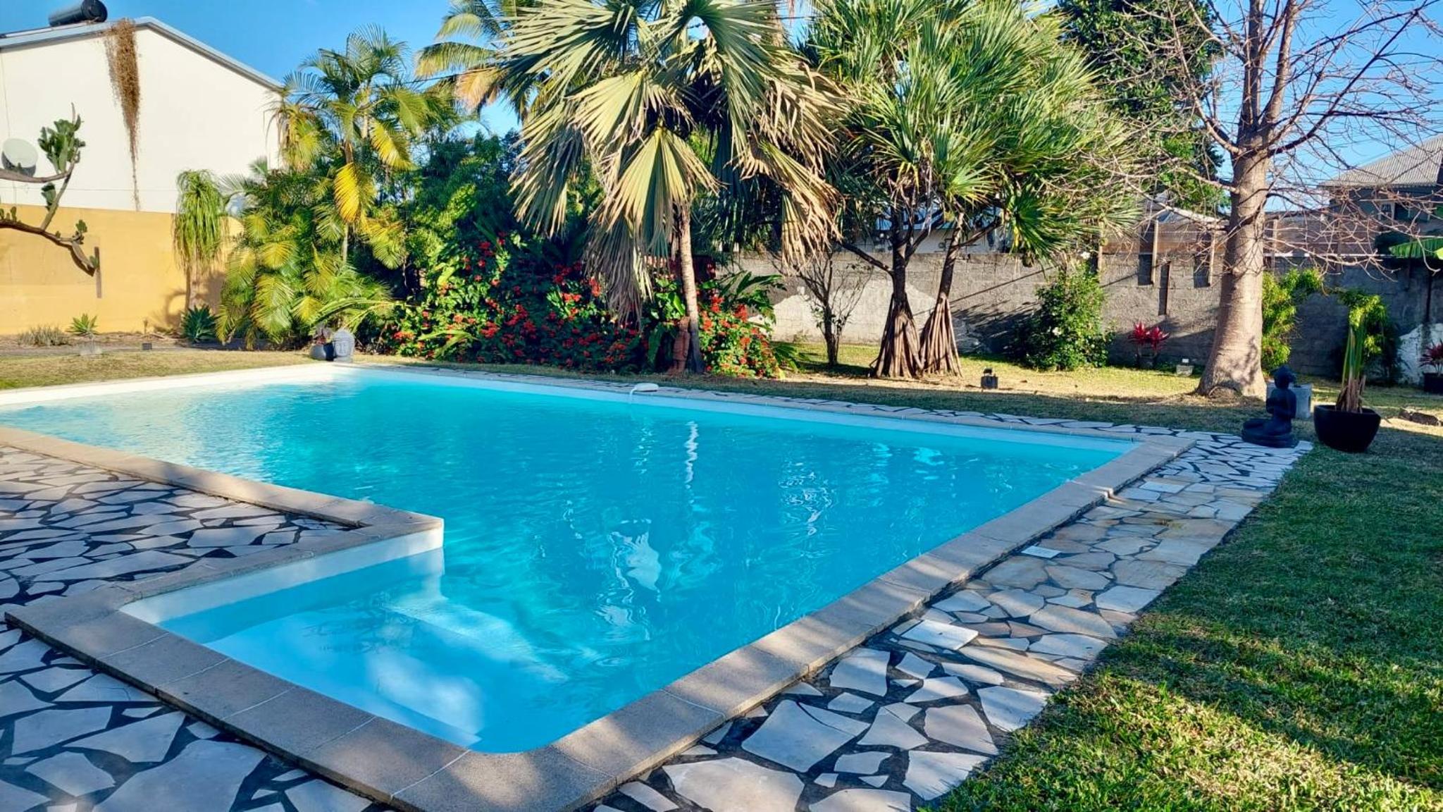 Grande villa familiale avec piscine entre mer et montagne view 2