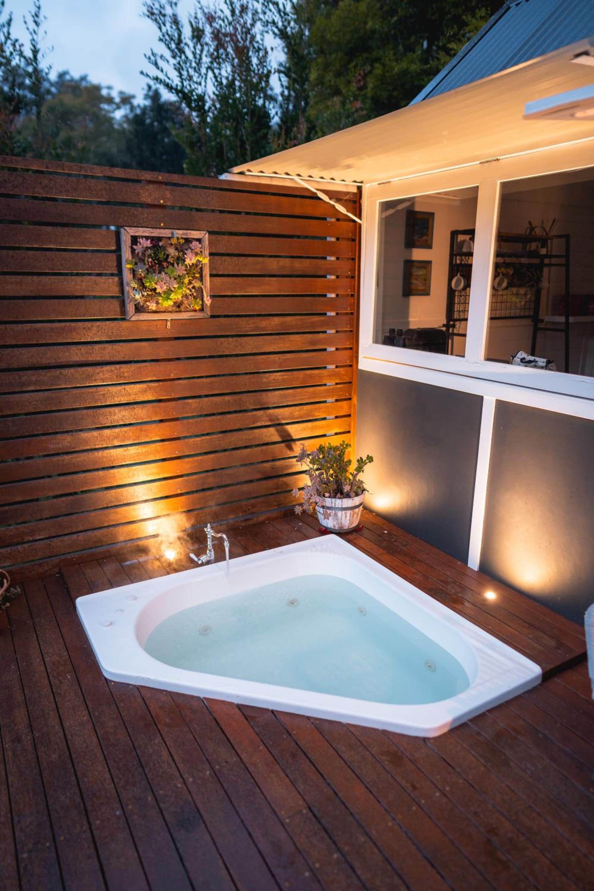 Central Coast Deck and Spa Luxury Tiny House with firepit
