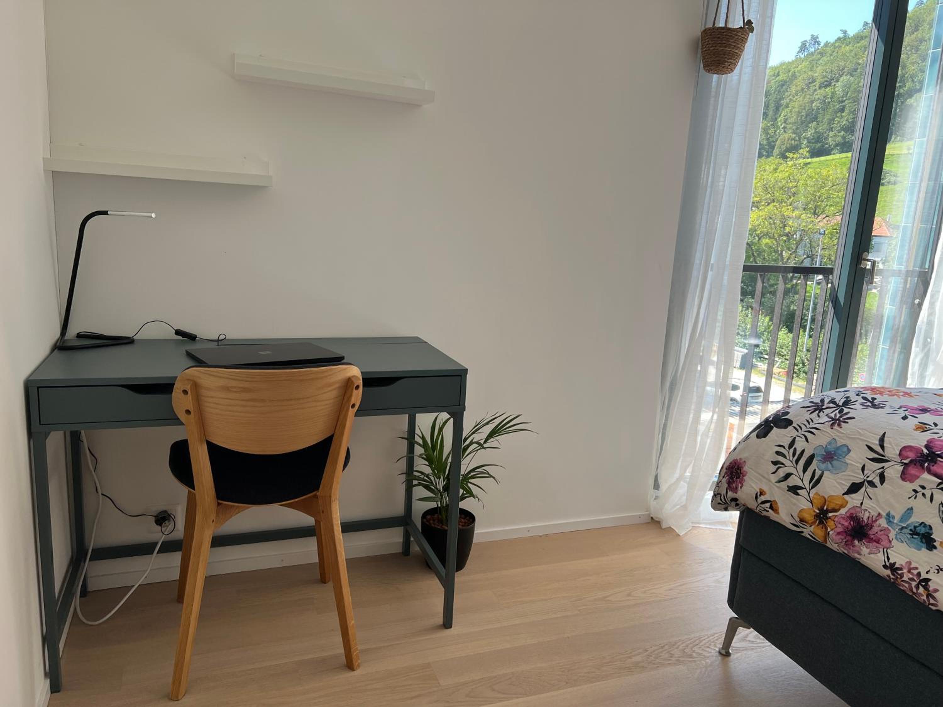 Luxury 2BR, 2 Bath, Spacious Living Room with Open Kitchen, River View, Ideal for Long Stays, Parking, 10 Min to Center