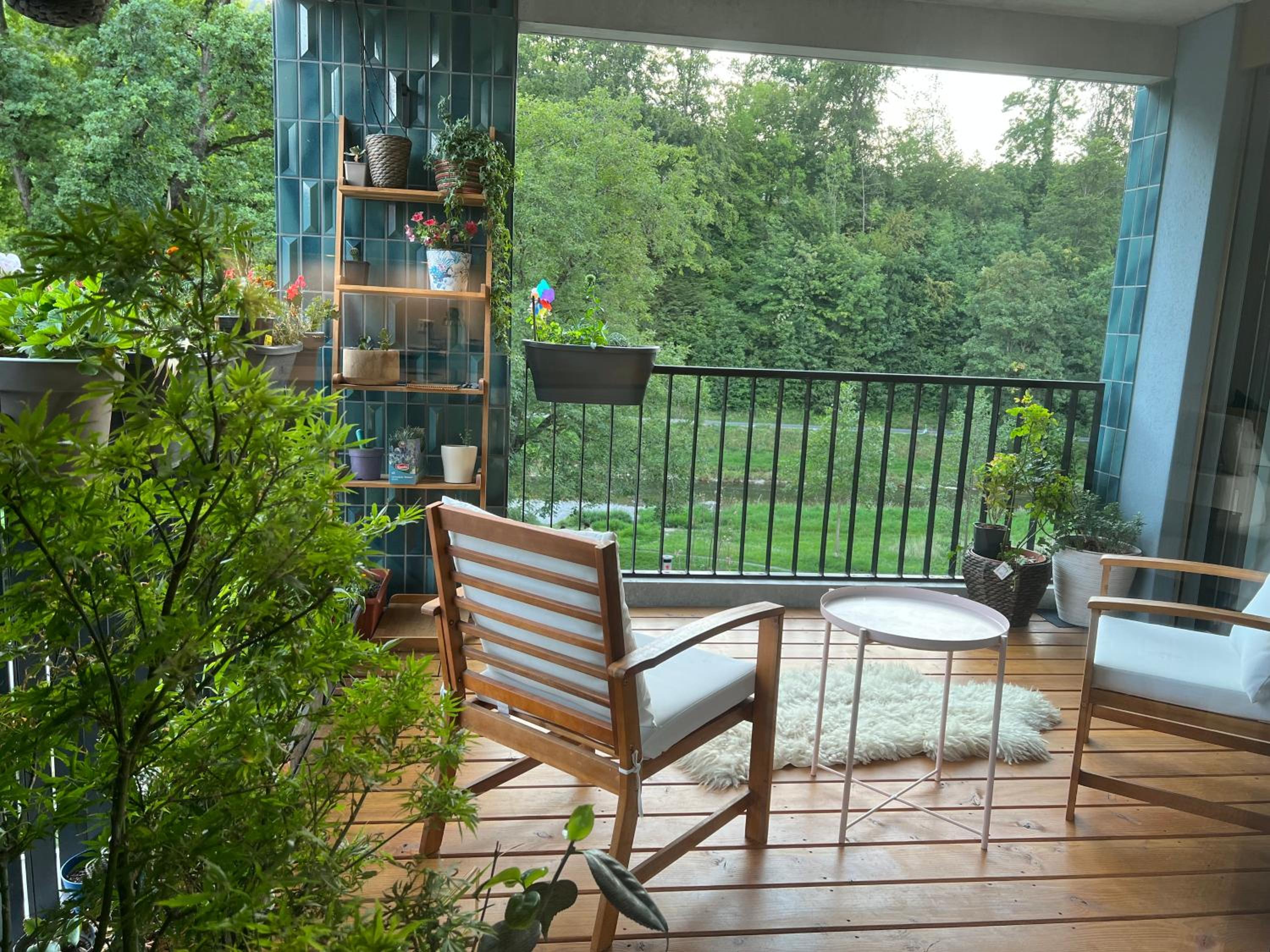 Luxury 2BR, 2 Bath, Spacious Living Room with Open Kitchen, River View, Ideal for Long Stays, Parking, 10 Min to Center