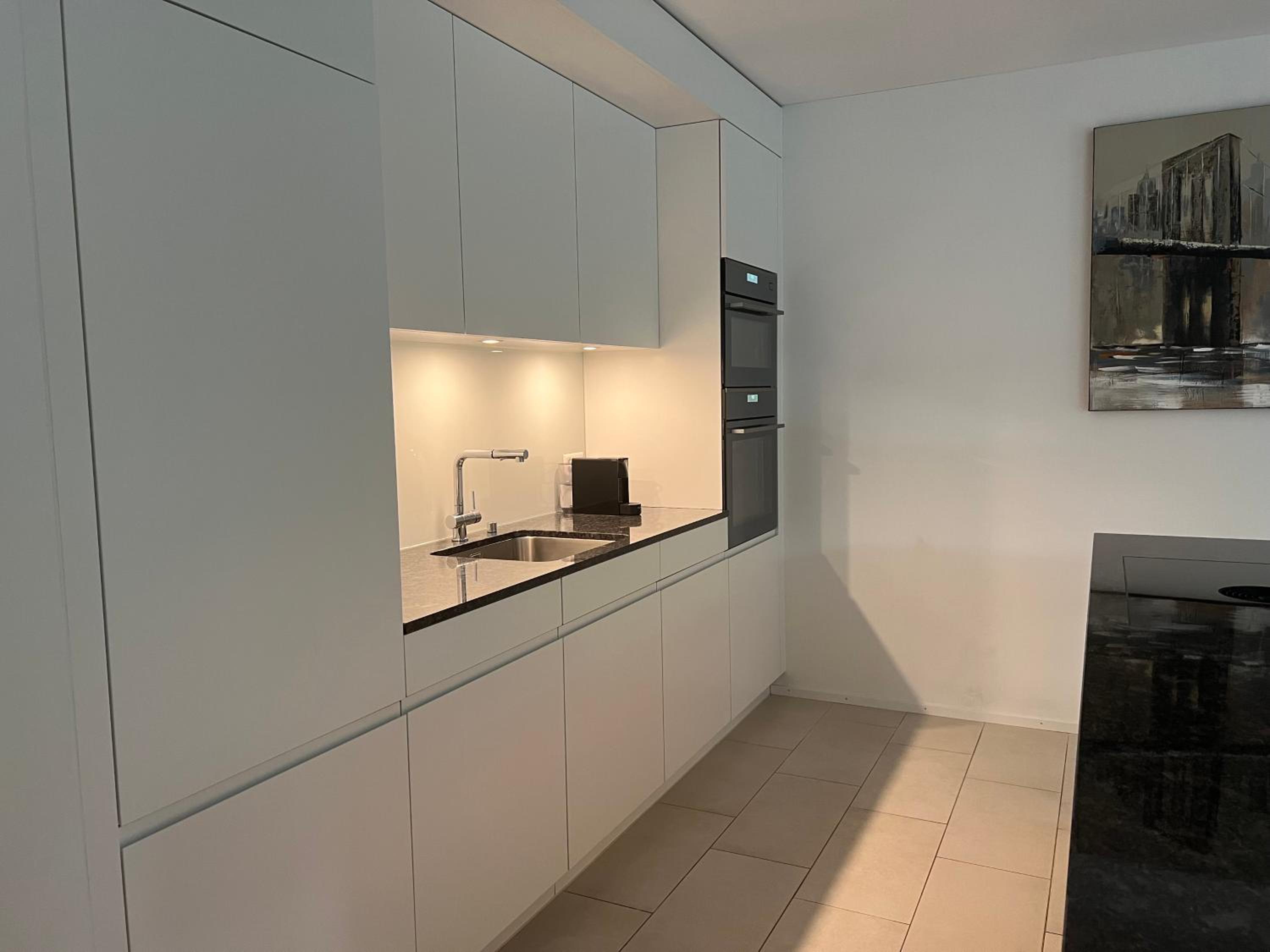 Luxury 2BR, 2 Bath, Spacious Living Room with Open Kitchen, River View, Ideal for Long Stays, Parking, 10 Min to Center