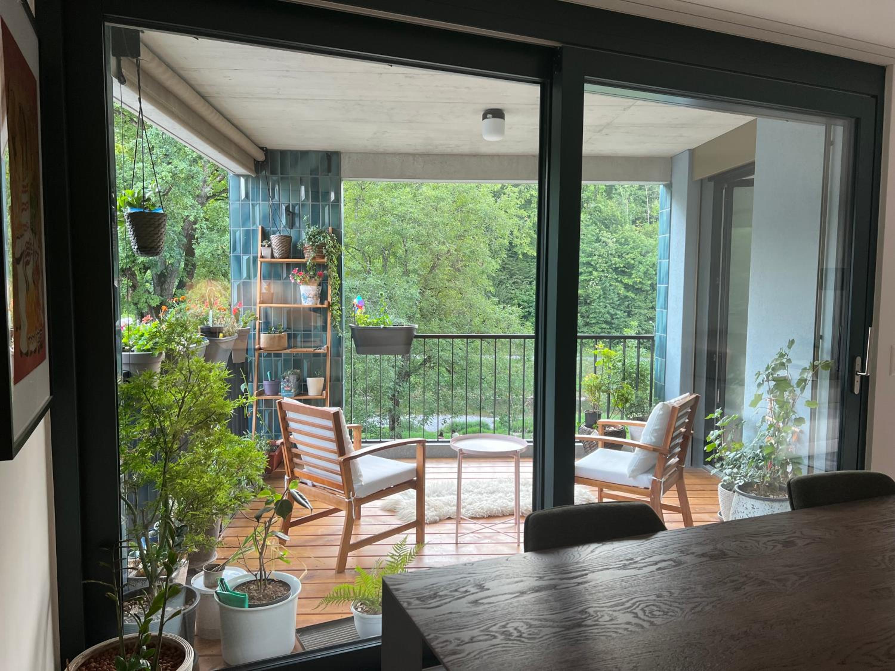 Luxury 2BR, 2 Bath, Spacious Living Room with Open Kitchen, River View, Ideal for Long Stays, Parking, 10 Min to Center