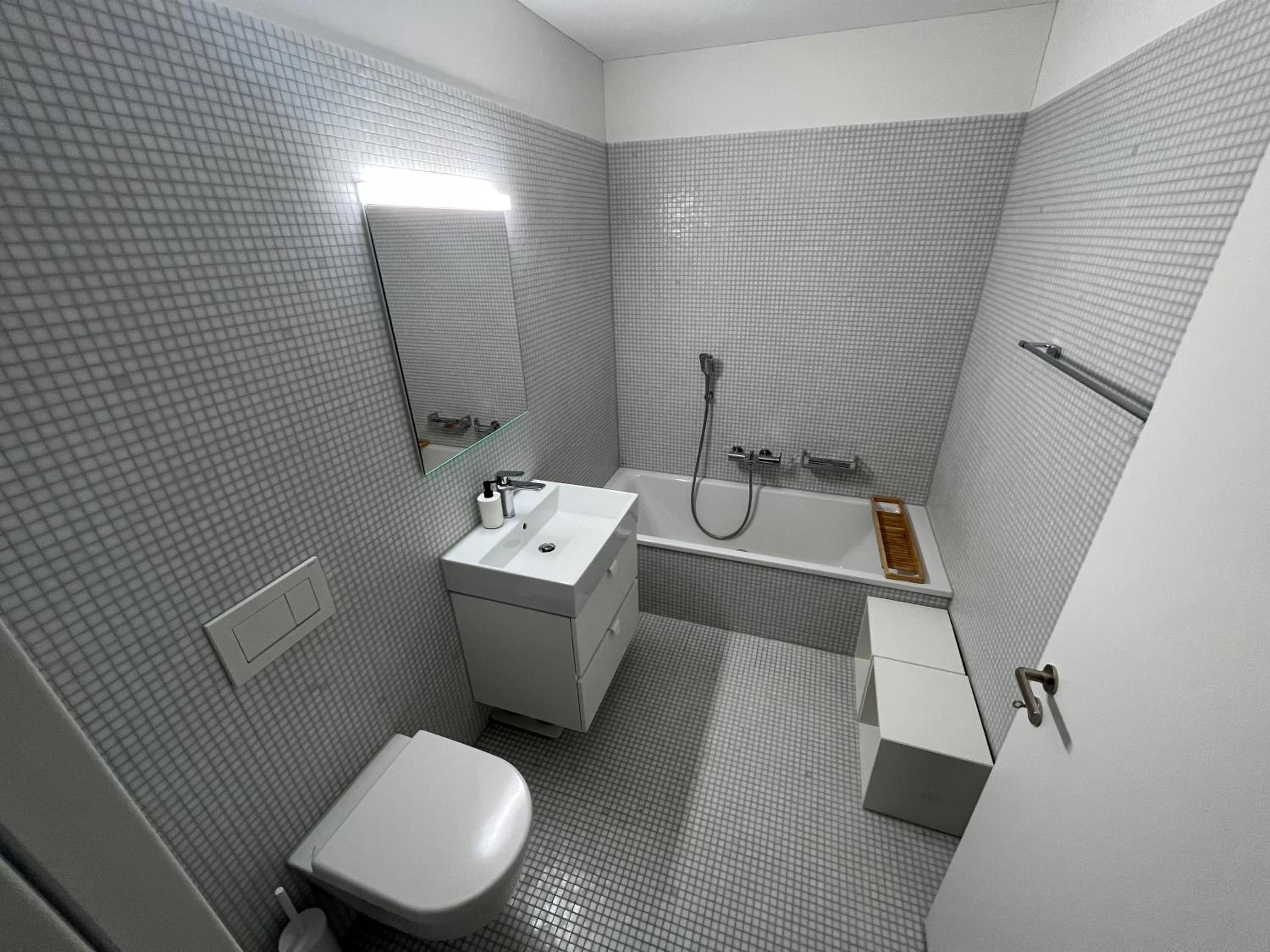 Luxury 2BR, 2 Bath, Spacious Living Room with Open Kitchen, River View, Ideal for Long Stays, Parking, 10 Min to Center