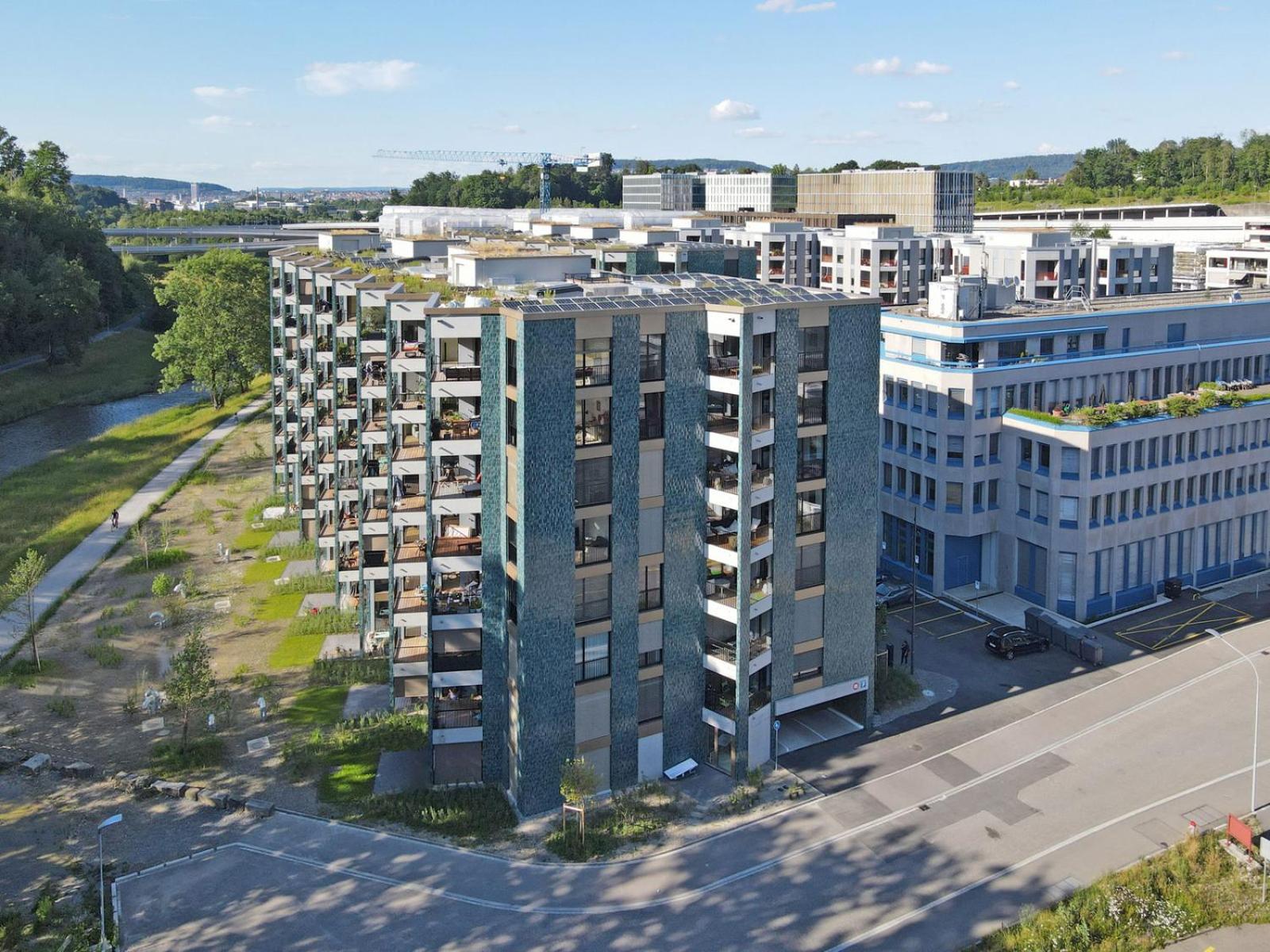 Luxury 2BR, 2 Bath, Spacious Living Room with Open Kitchen, River View, Ideal for Long Stays, Parking, 10 Min to Center