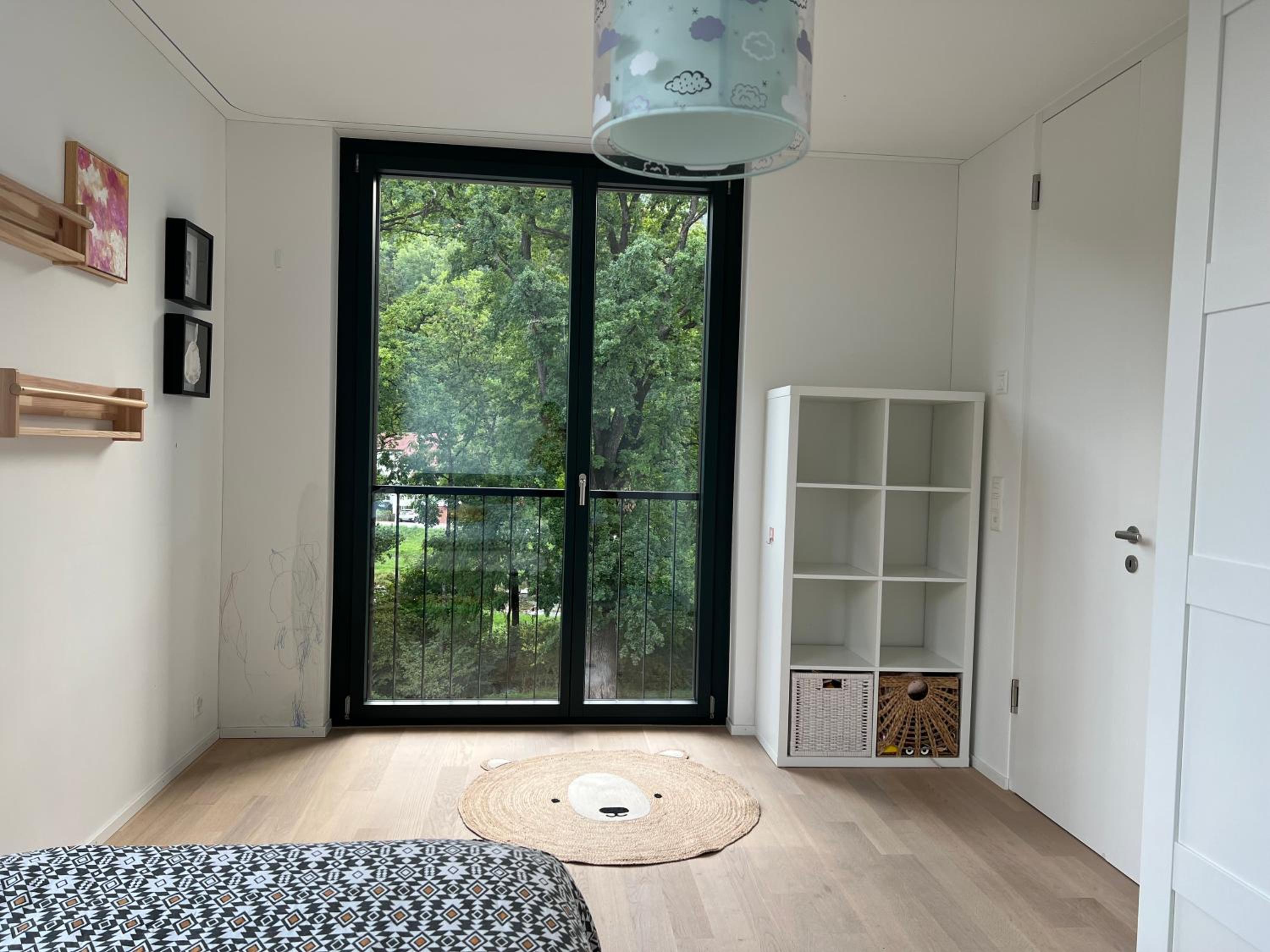 Luxury 2BR, 2 Bath, Spacious Living Room with Open Kitchen, River View, Ideal for Long Stays, Parking, 10 Min to Center