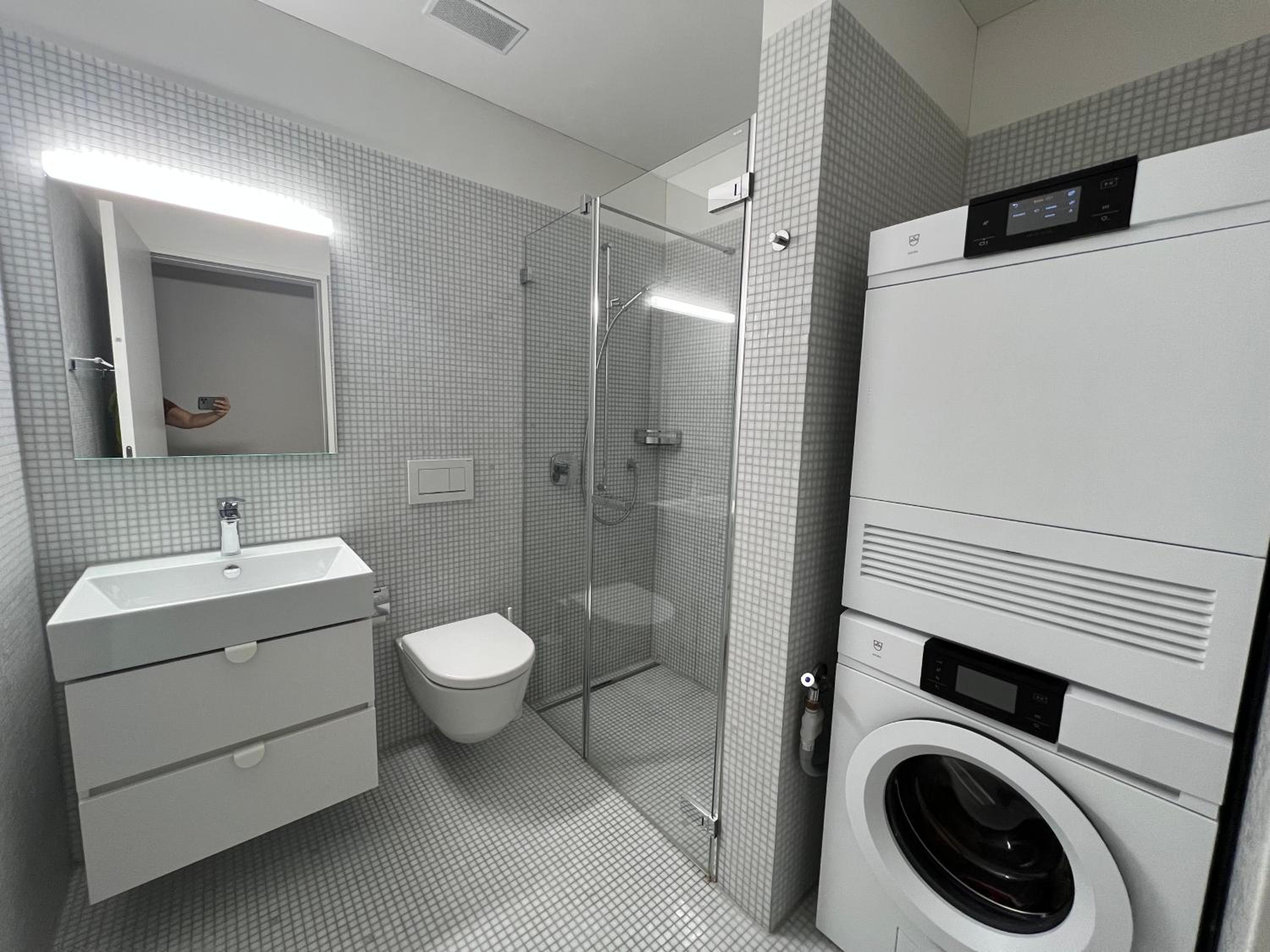 Luxury 2BR, 2 Bath, Spacious Living Room with Open Kitchen, River View, Ideal for Long Stays, Parking, 10 Min to Center