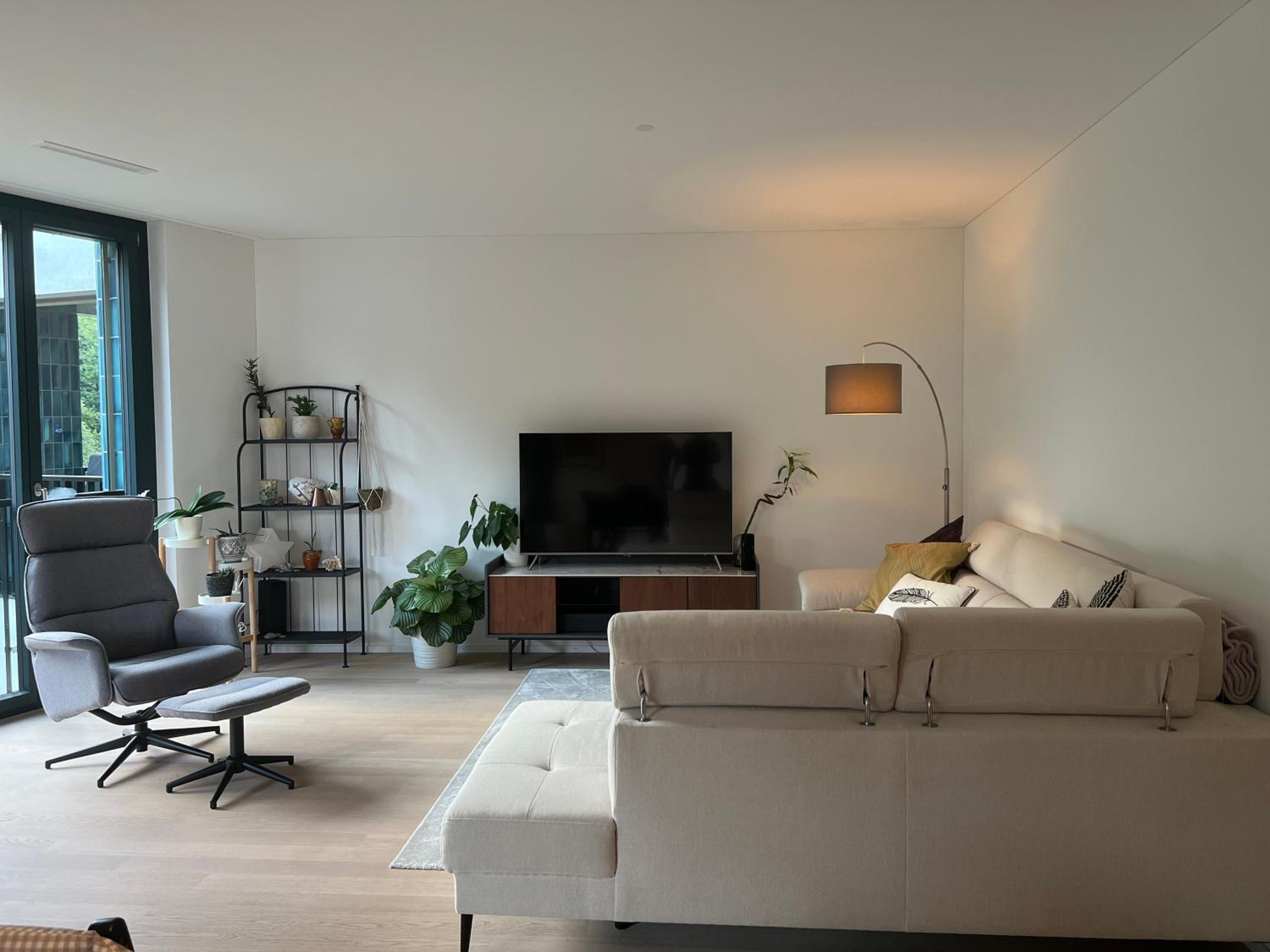 Luxury 2BR, 2 Bath, Spacious Living Room with Open Kitchen, River View, Ideal for Long Stays, Parking, 10 Min to Center