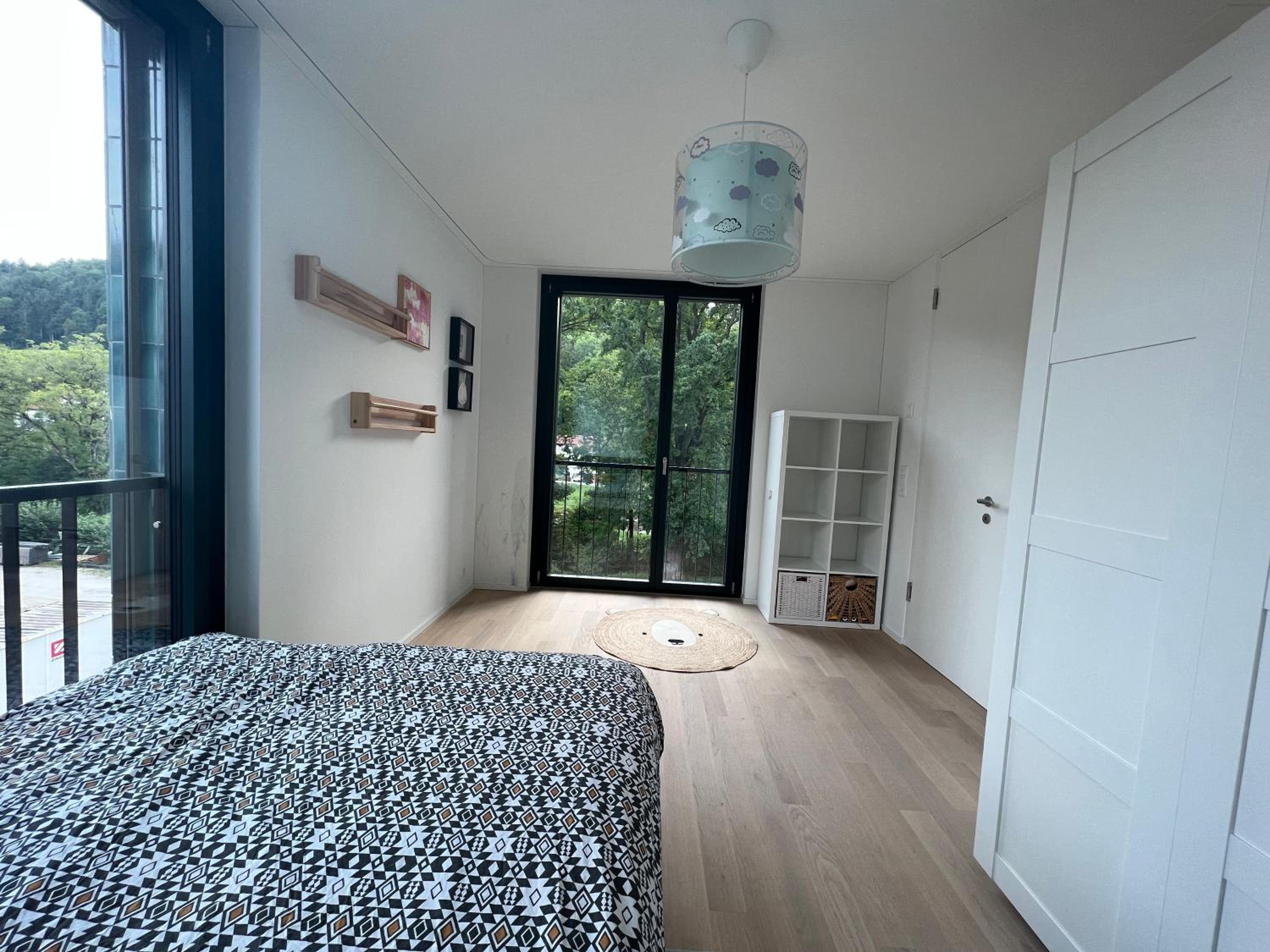 Luxury 2BR, 2 Bath, Spacious Living Room with Open Kitchen, River View, Ideal for Long Stays, Parking, 10 Min to Center