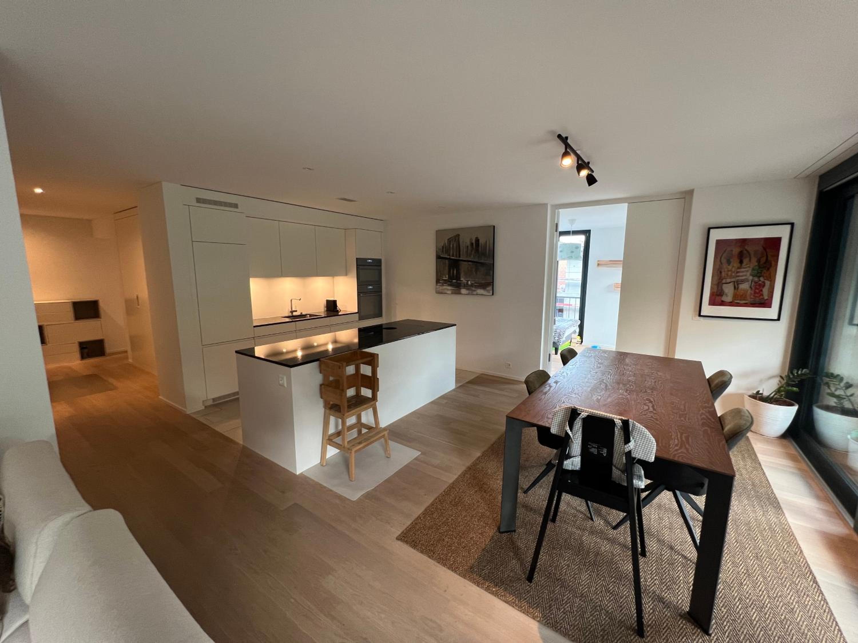 Luxury 2BR, 2 Bath, Spacious Living Room with Open Kitchen, River View, Ideal for Long Stays, Parking, 10 Min to Center