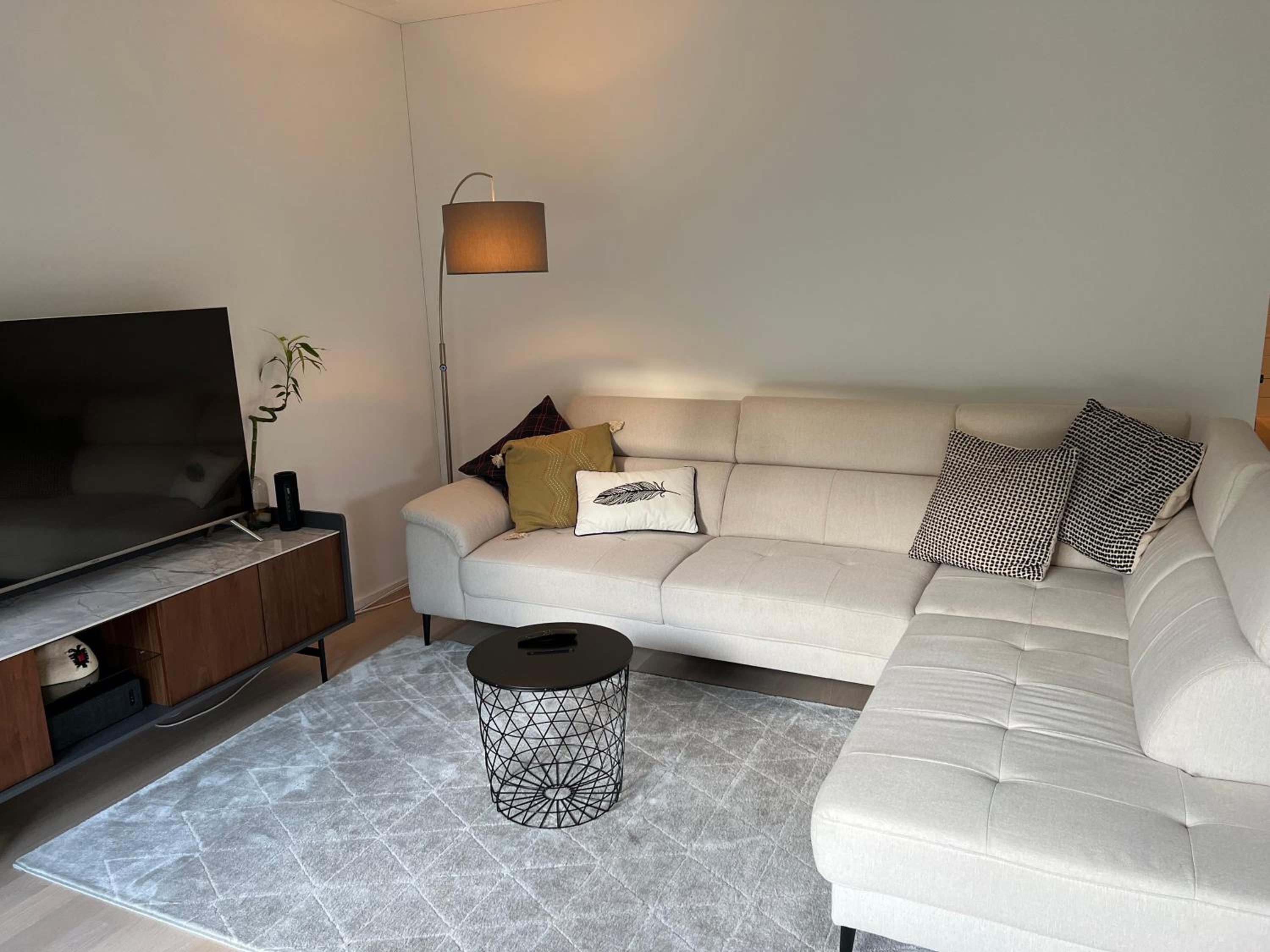 Luxury 2BR, 2 Bath, Spacious Living Room with Open Kitchen, River View, Ideal for Long Stays, Parking, 10 Min to Center