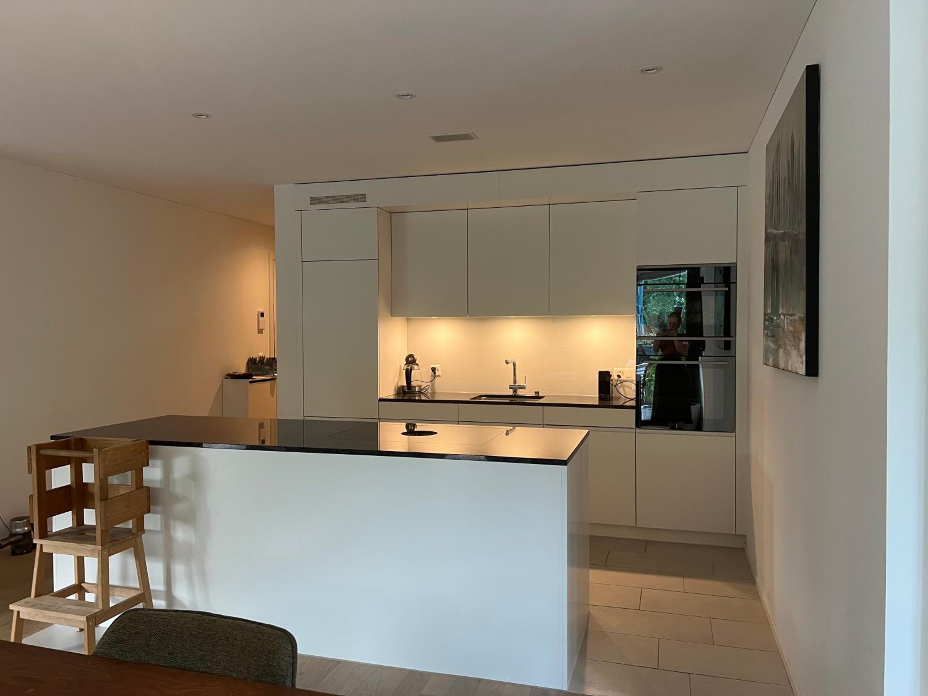 Luxury 2BR, 2 Bath, Spacious Living Room with Open Kitchen, River View, Ideal for Long Stays, Parking, 10 Min to Center