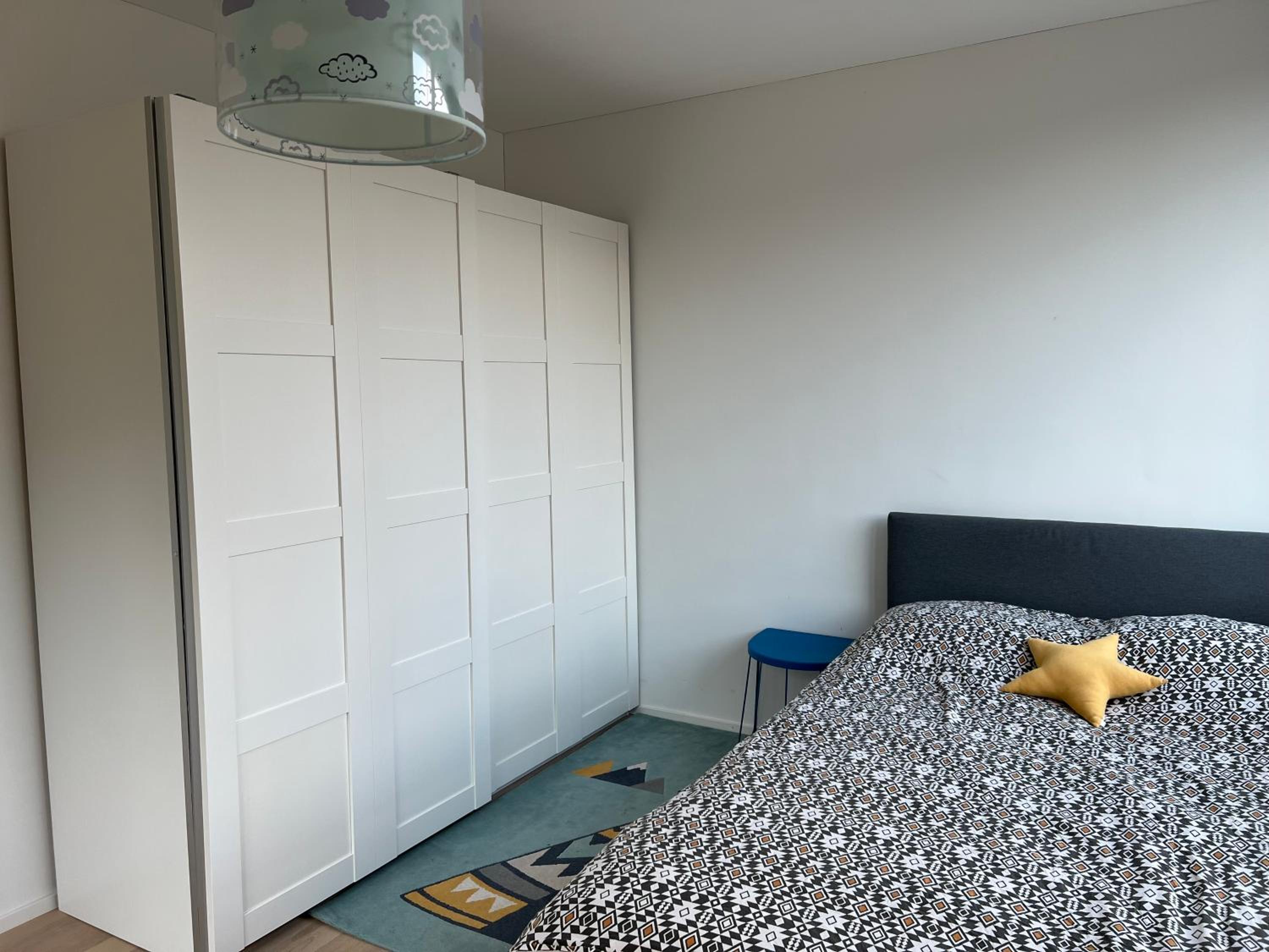 Luxury 2BR, 2 Bath, Spacious Living Room with Open Kitchen, River View, Ideal for Long Stays, Parking, 10 Min to Center