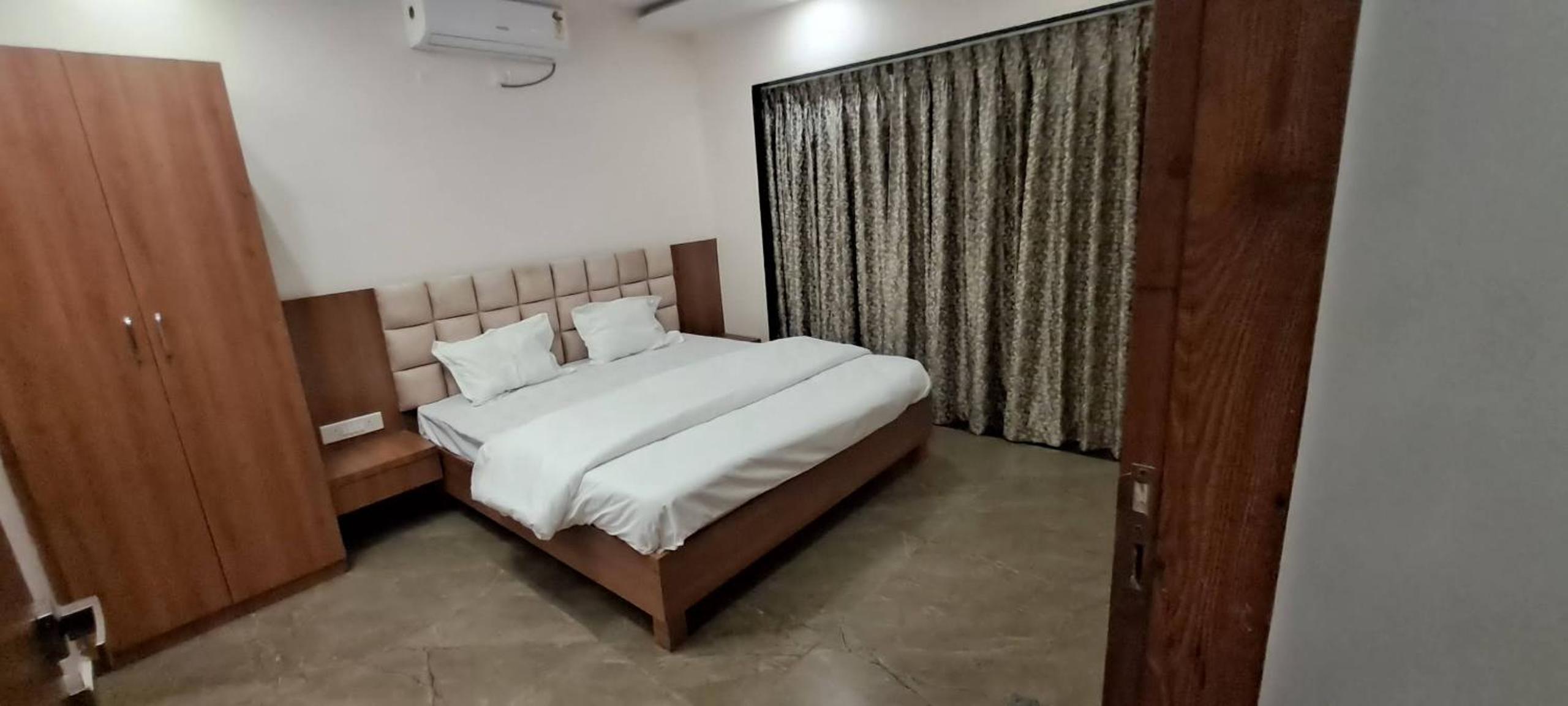 Gold Next With Swimming Pool 6 BHK