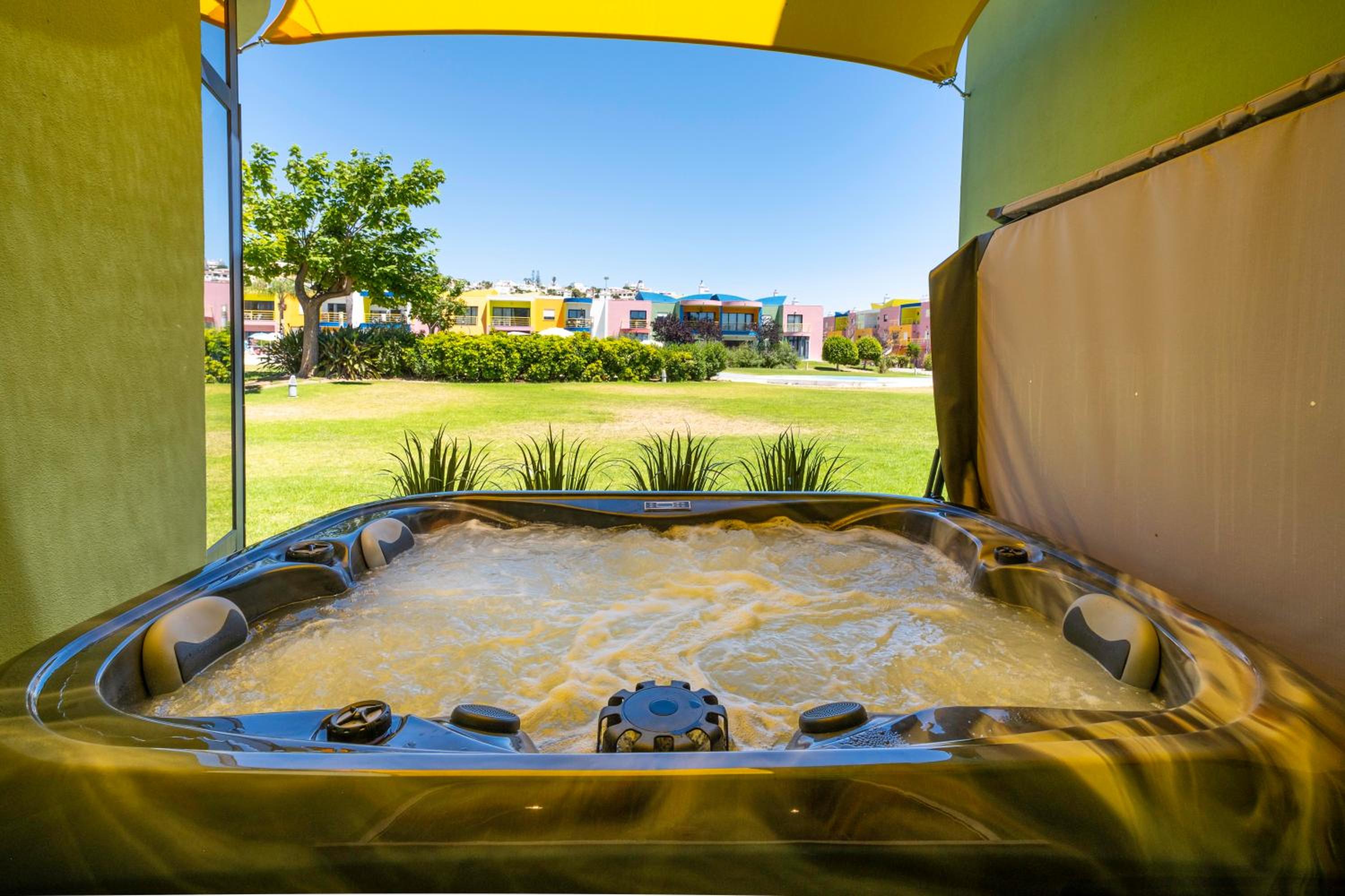 Romantic with private Hot Tub & Parking - big pool - Marina access photo 2