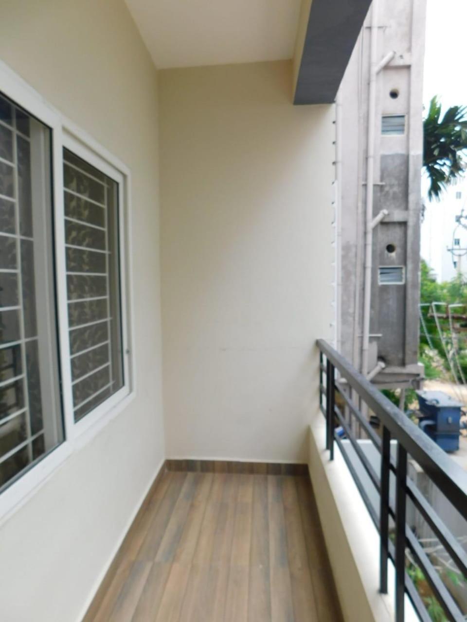 Premium 2BHK-Gachibowli -Walk to AIG Microsoft DLF view 4