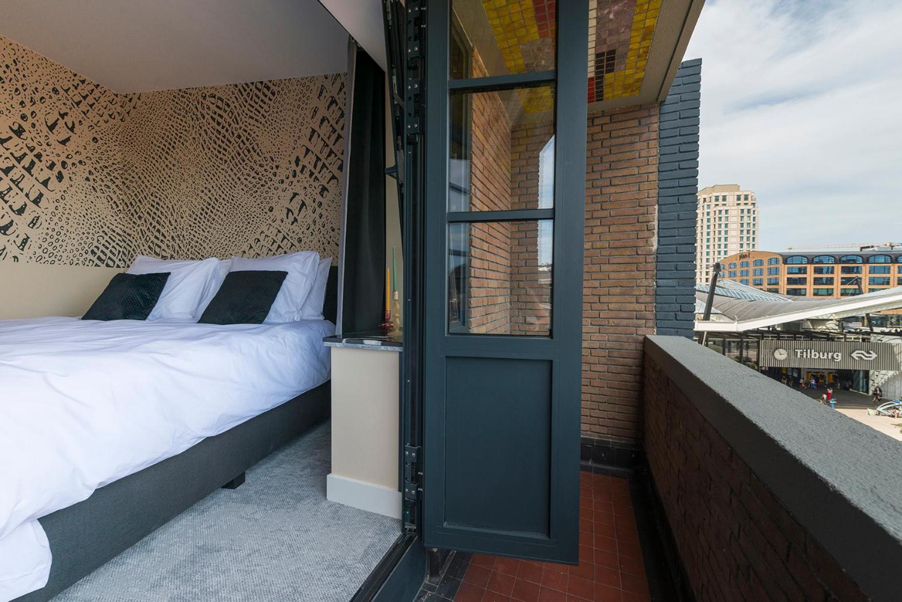 Designer Suite in Hotspot Location w Fast Wi-Fi view 3
