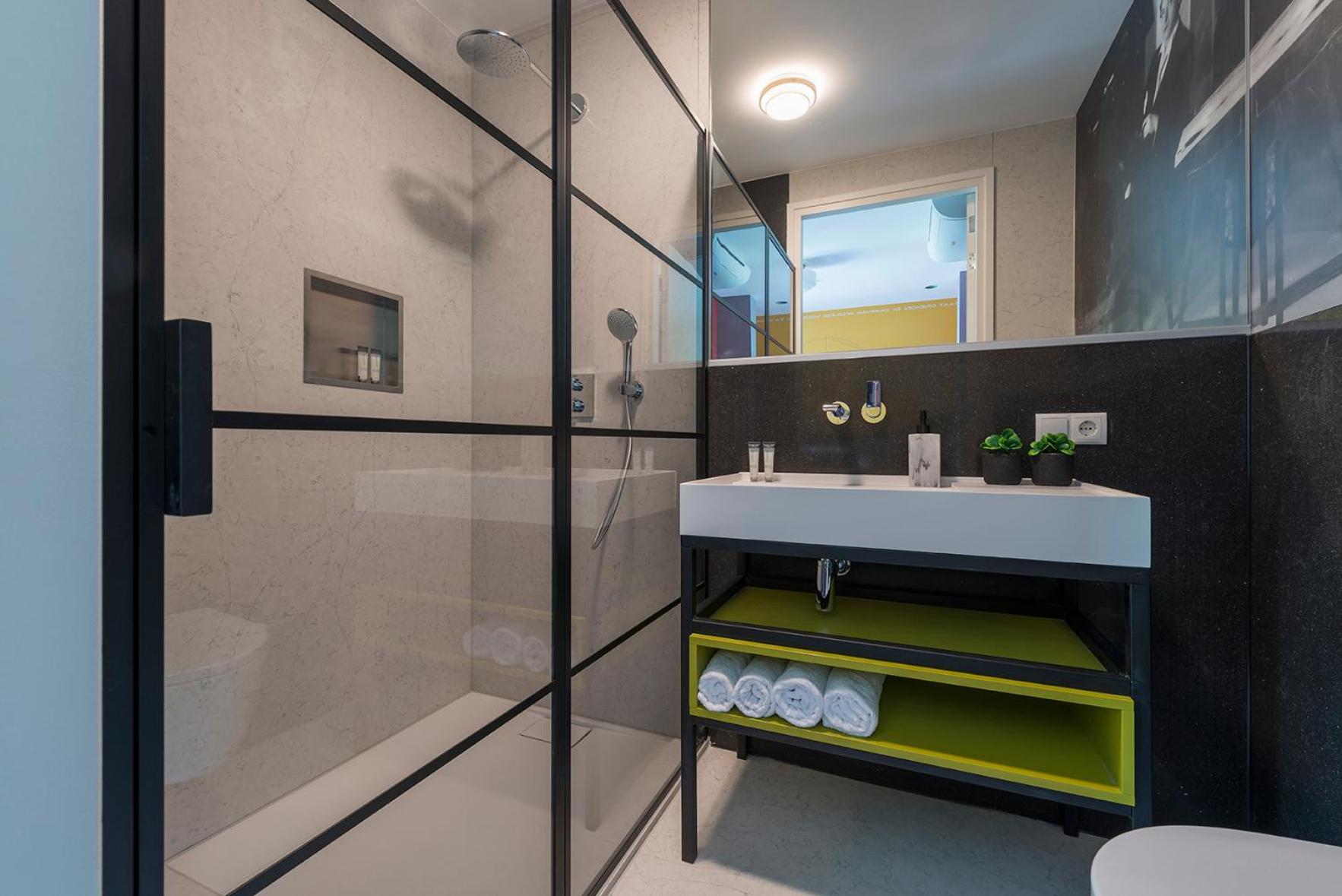 Designer Suite in Hotspot Location w Fast Wi-Fi view 5