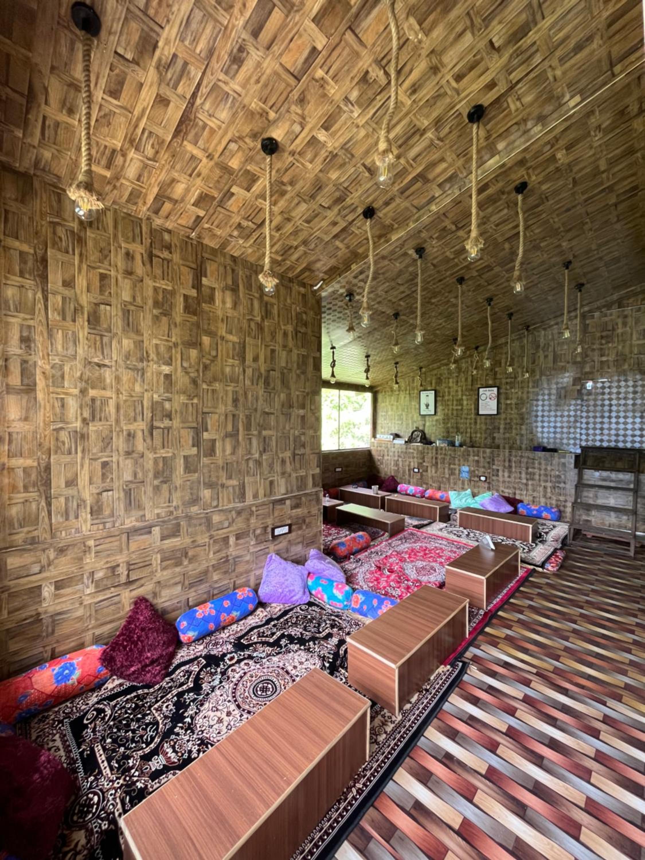 Yellowjackets Hostel Tosh