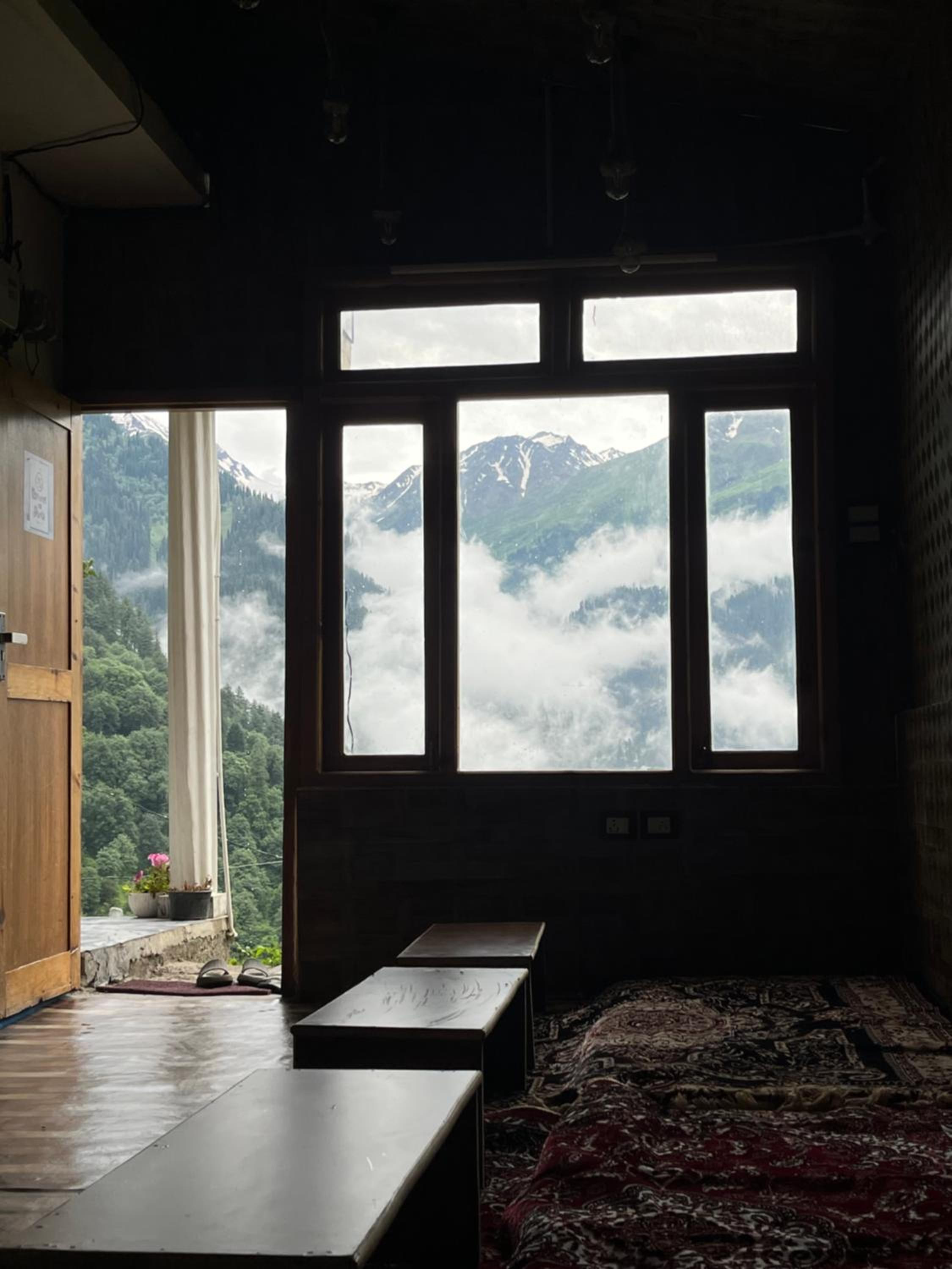 Yellowjackets Hostel Tosh