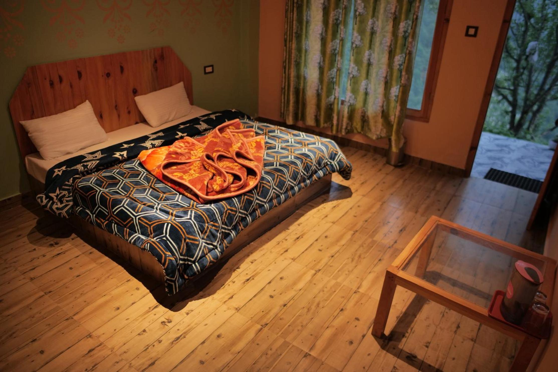 Yellowjackets Hostel Tosh