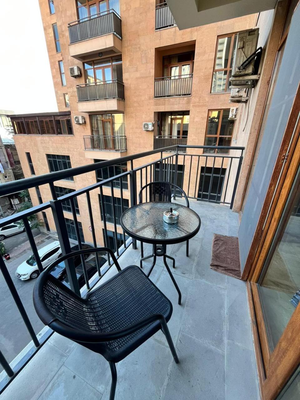 Aram street, 1 bedroom Comfy & Sunny apart with Open balcony DI480