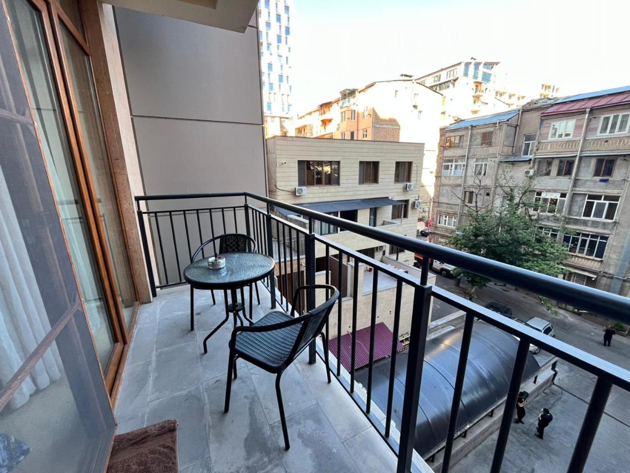 Aram street, 1 bedroom Comfy & Sunny apart with Open balcony DI480