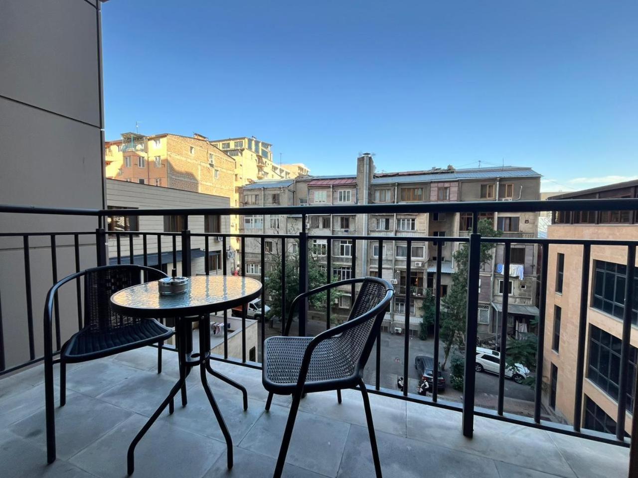 Aram street, 1 bedroom Comfy & Sunny apart with Open balcony DI480