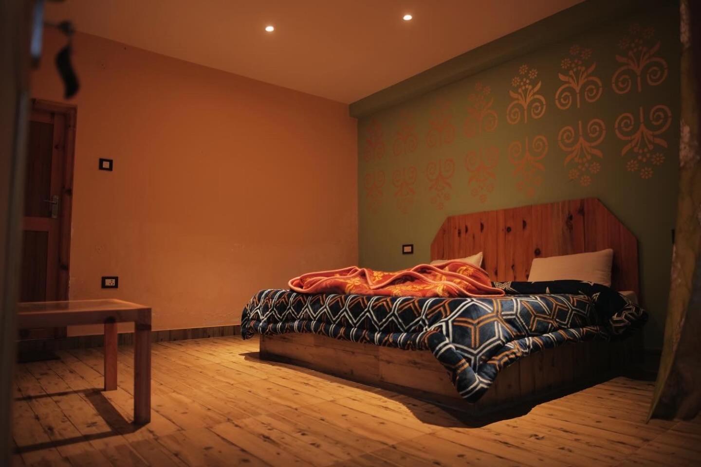 Yellowjackets Hostel Tosh