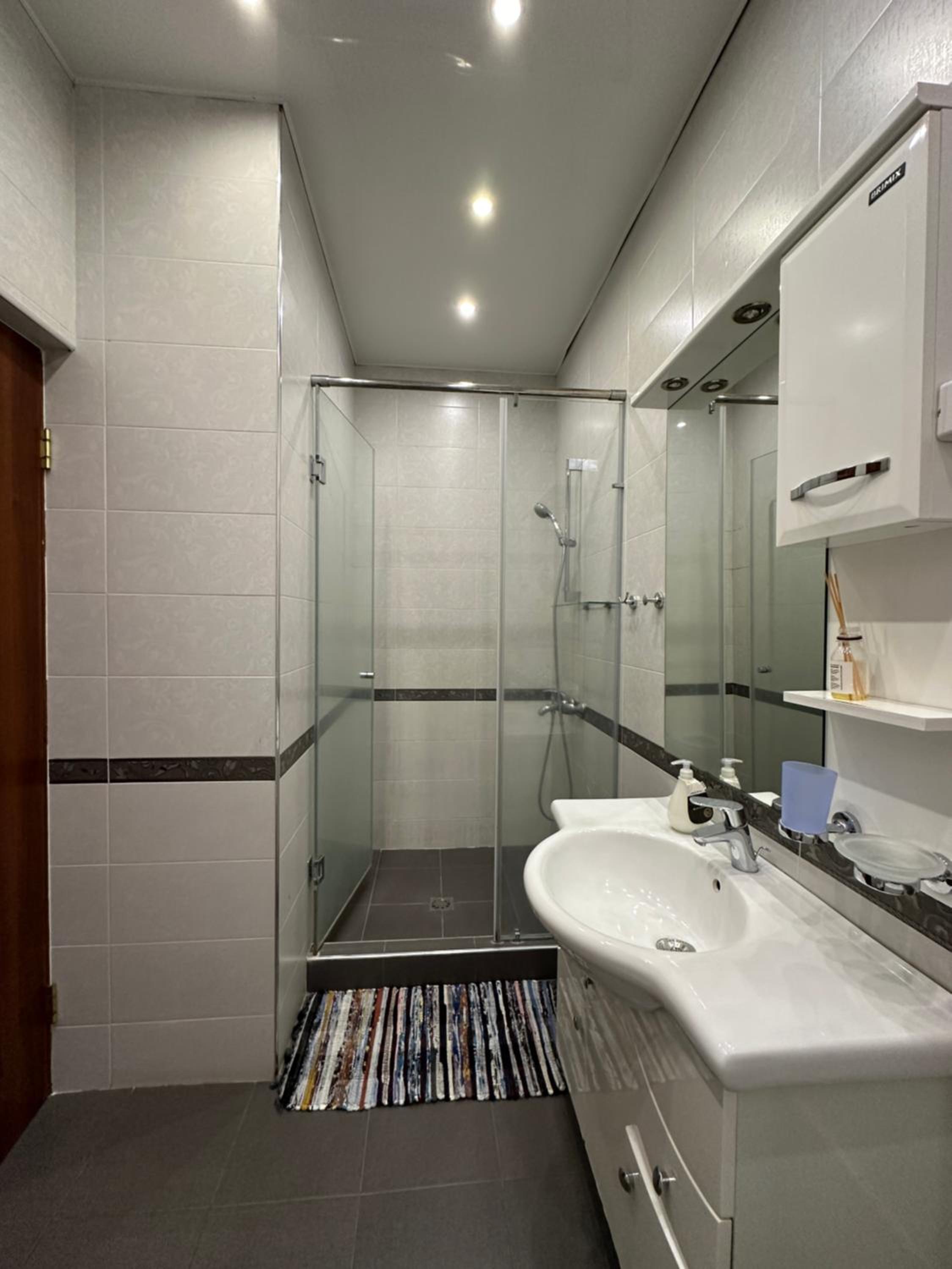 Aram street, 1 bedroom Comfy & Sunny apart with Open balcony DI480