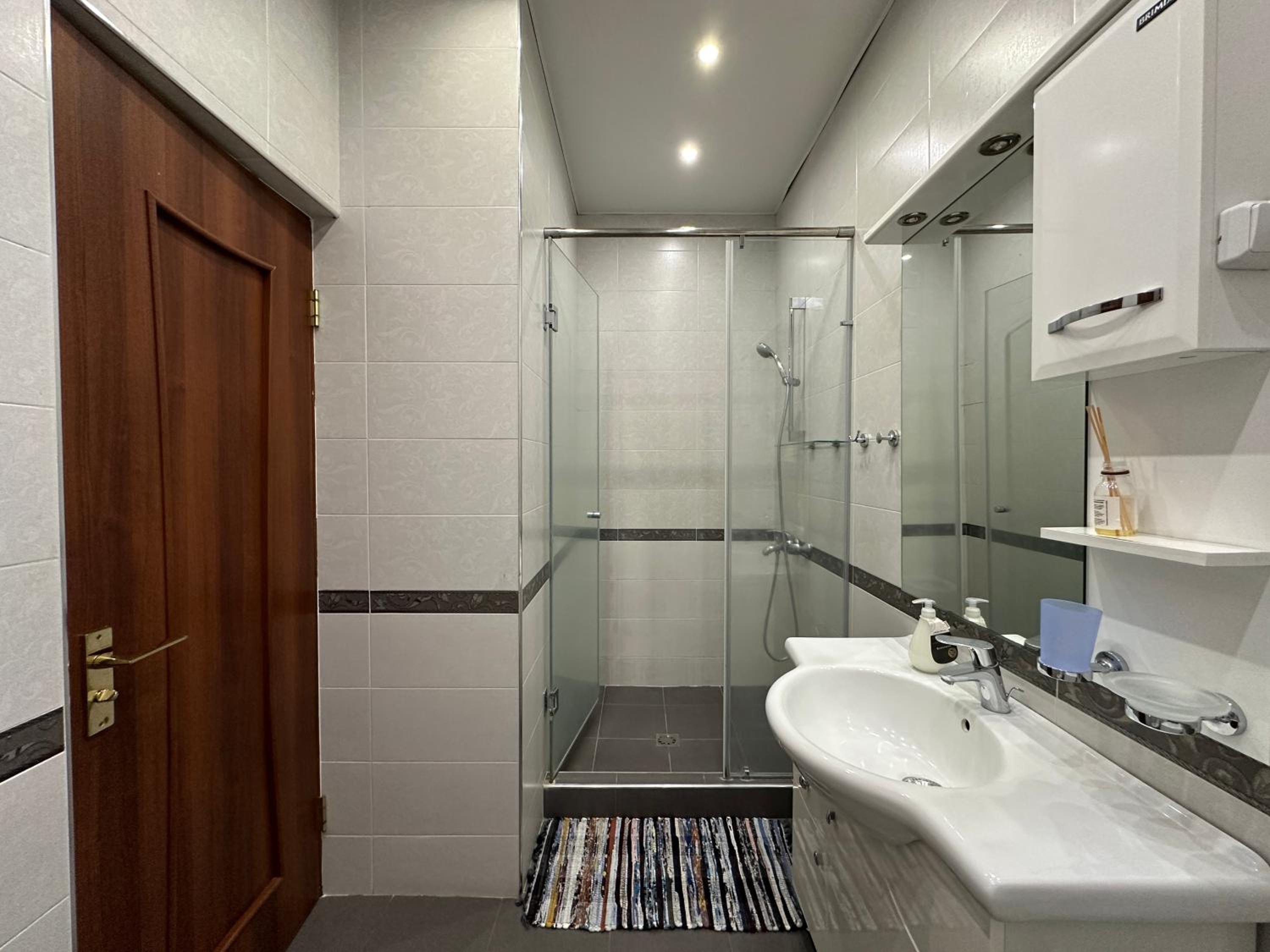Aram street, 1 bedroom Comfy & Sunny apart with Open balcony DI480