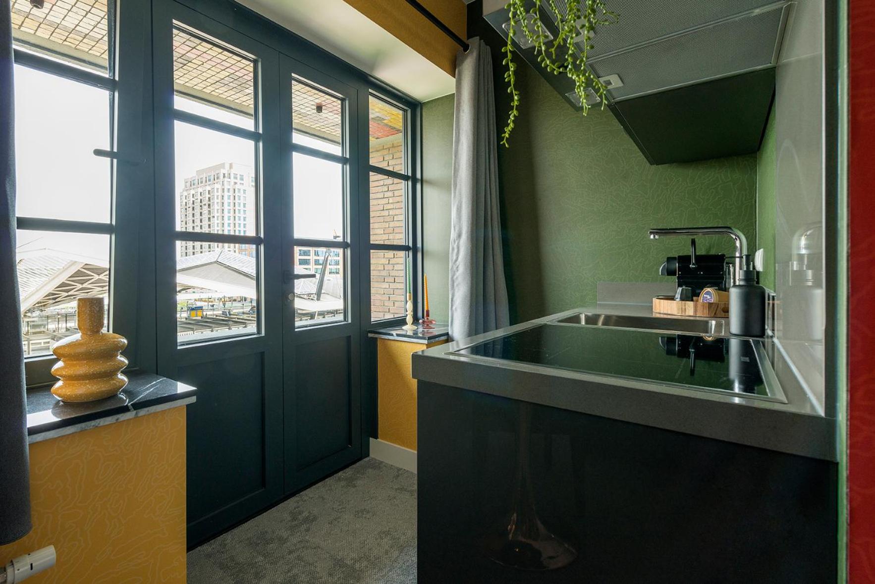 Home near city center - new bathroom & hotel bed view 3