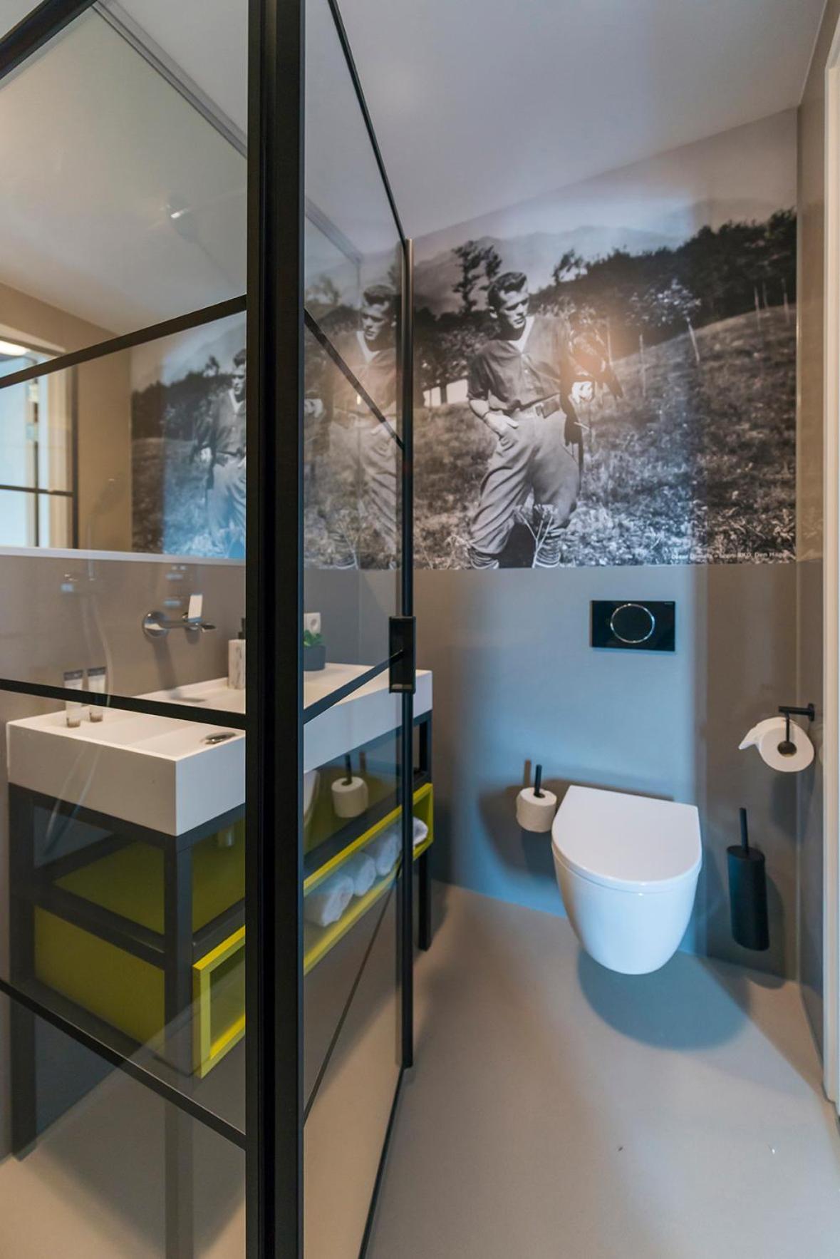 Home near city center - new bathroom & hotel bed view 2