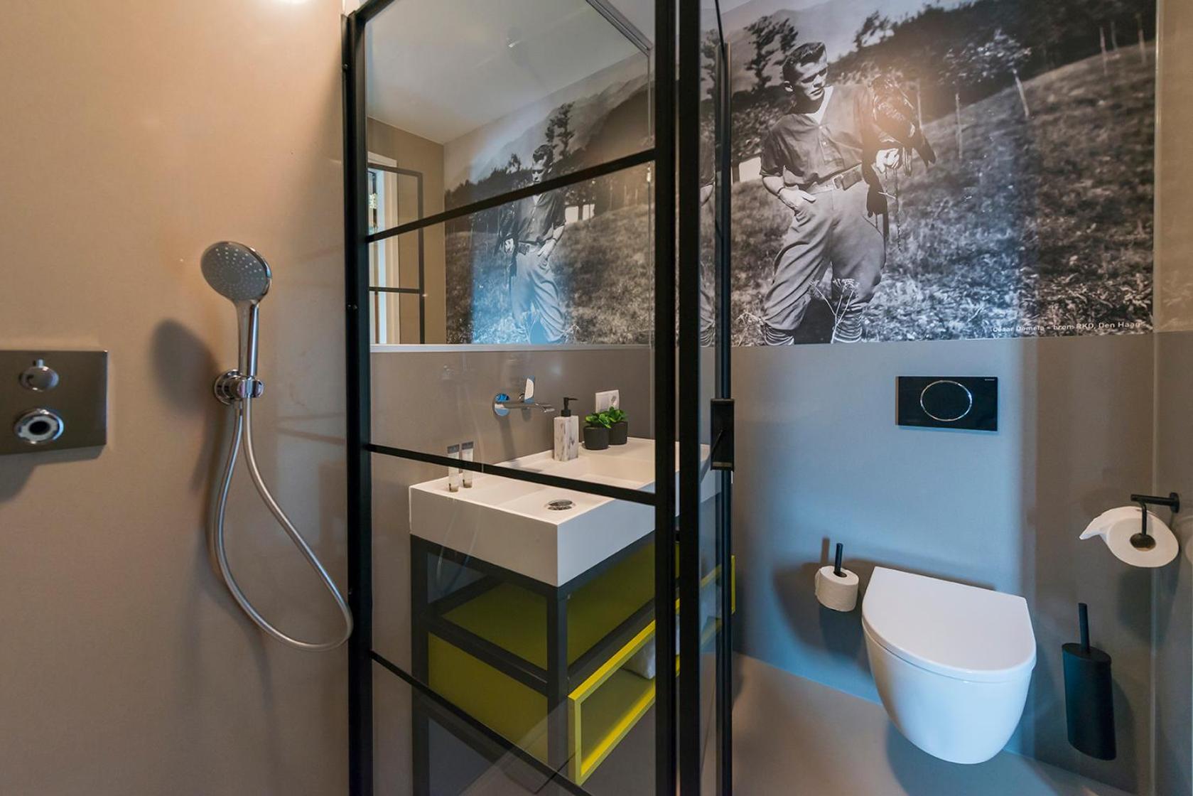 Home near city center - new bathroom & hotel bed view 4