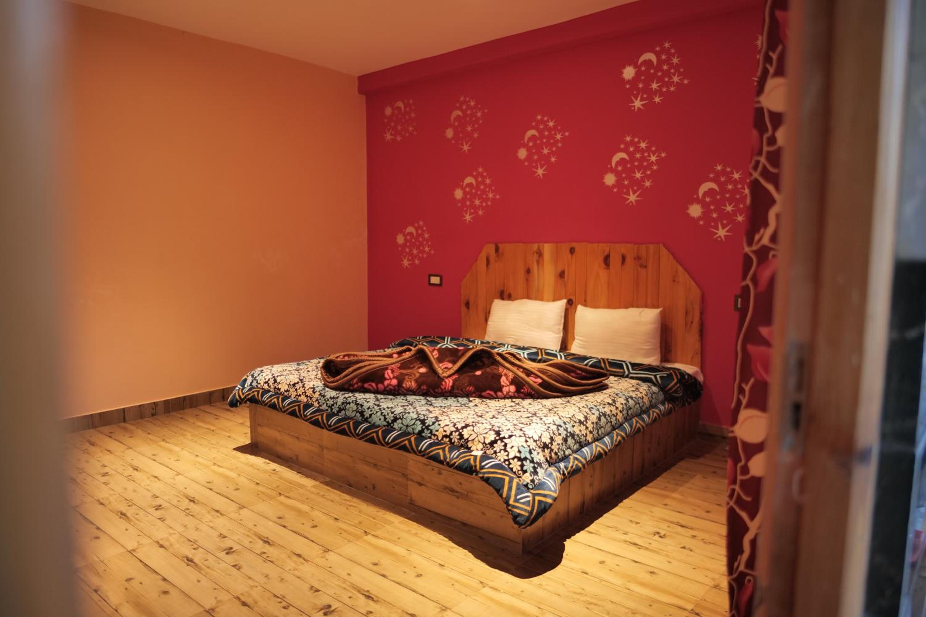 Yellowjackets Hostel Tosh