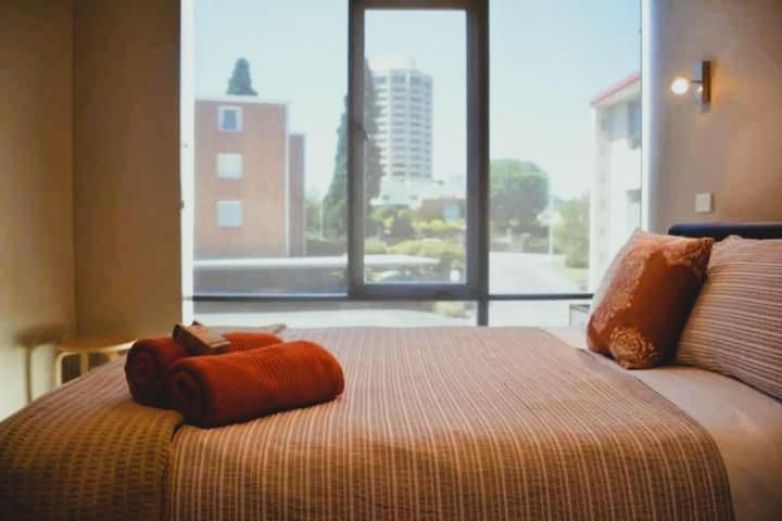 Modern 1 bed-walk Casino riverfront 5 mins to CBD