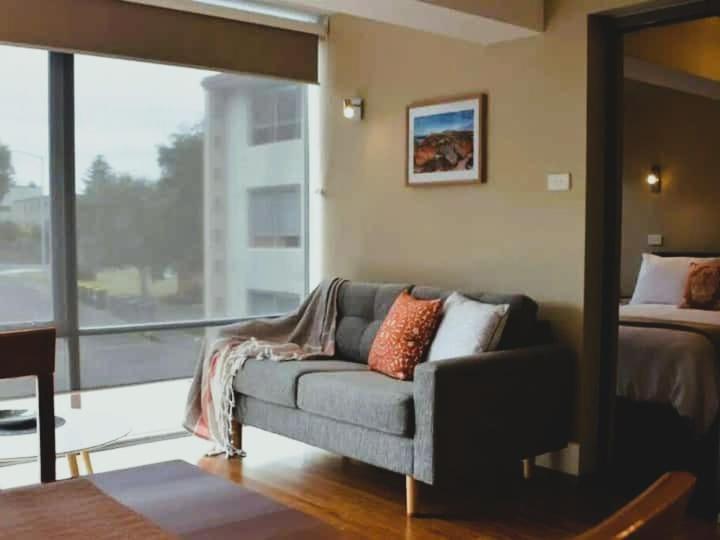 Modern 1 bed-walk Casino riverfront 5 mins to CBD