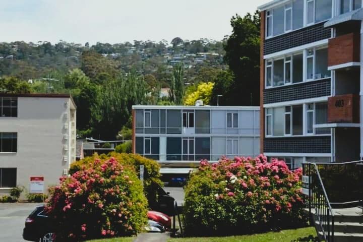 Modern 1 bed-walk Casino riverfront 5 mins to CBD