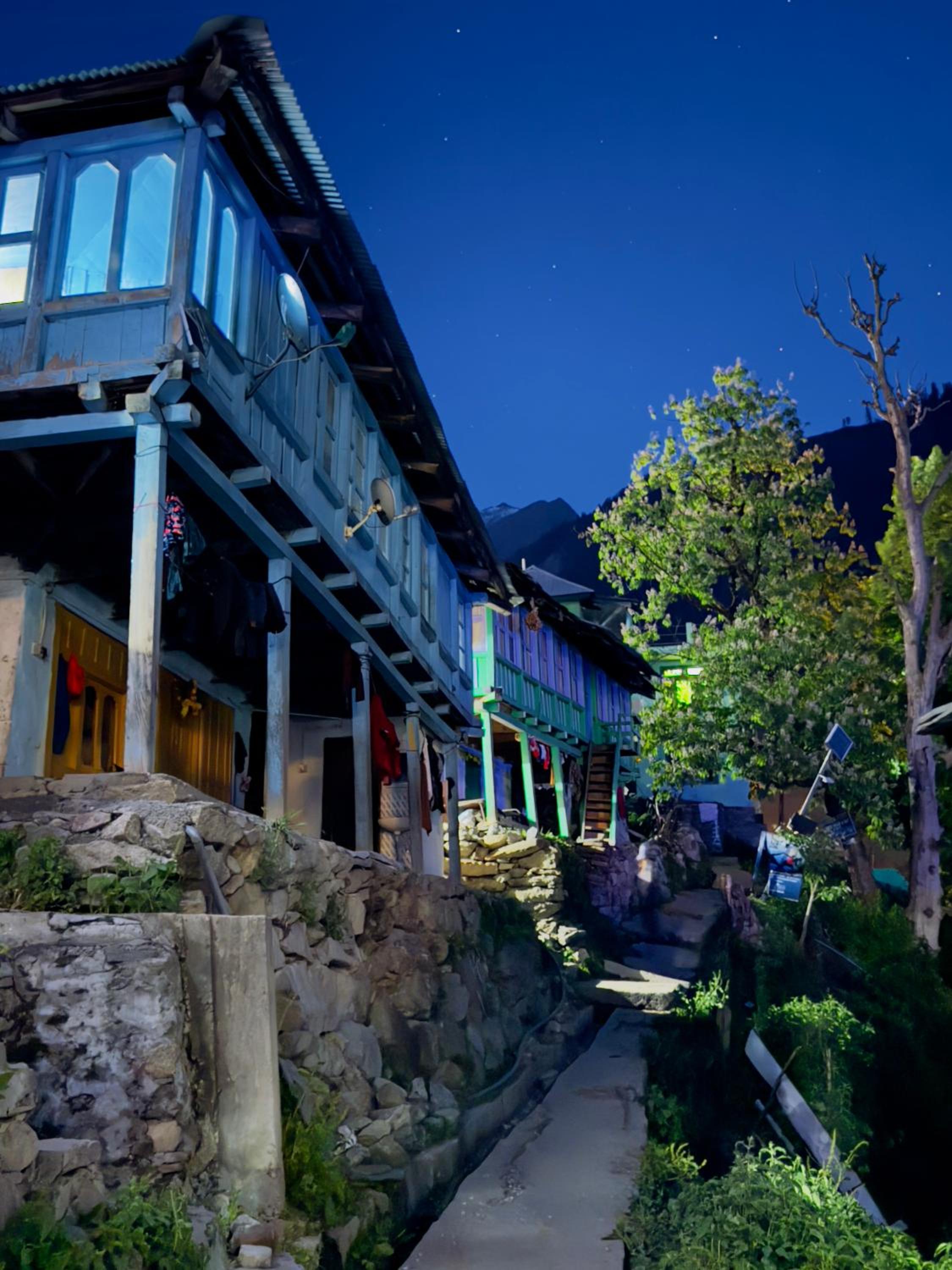 Yellowjackets Hostel Tosh