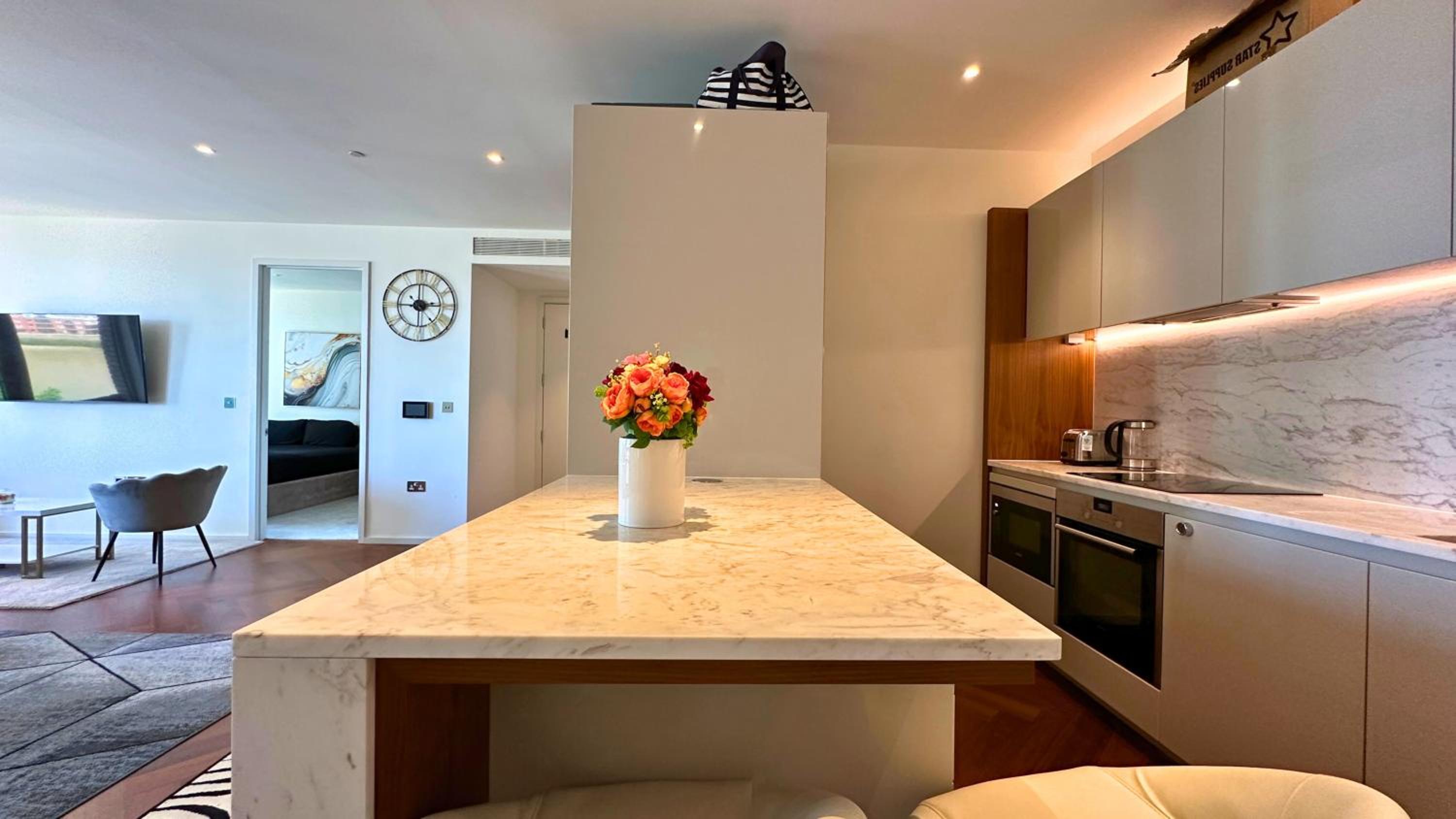 Lavish Penthouse with River View - LuxuryLondonStays view 4
