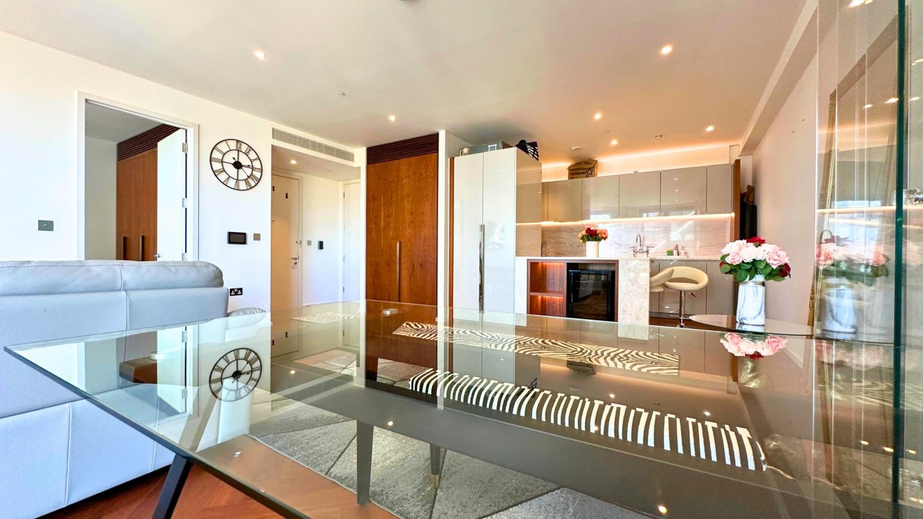 Lavish Penthouse with River View - LuxuryLondonStays view 5