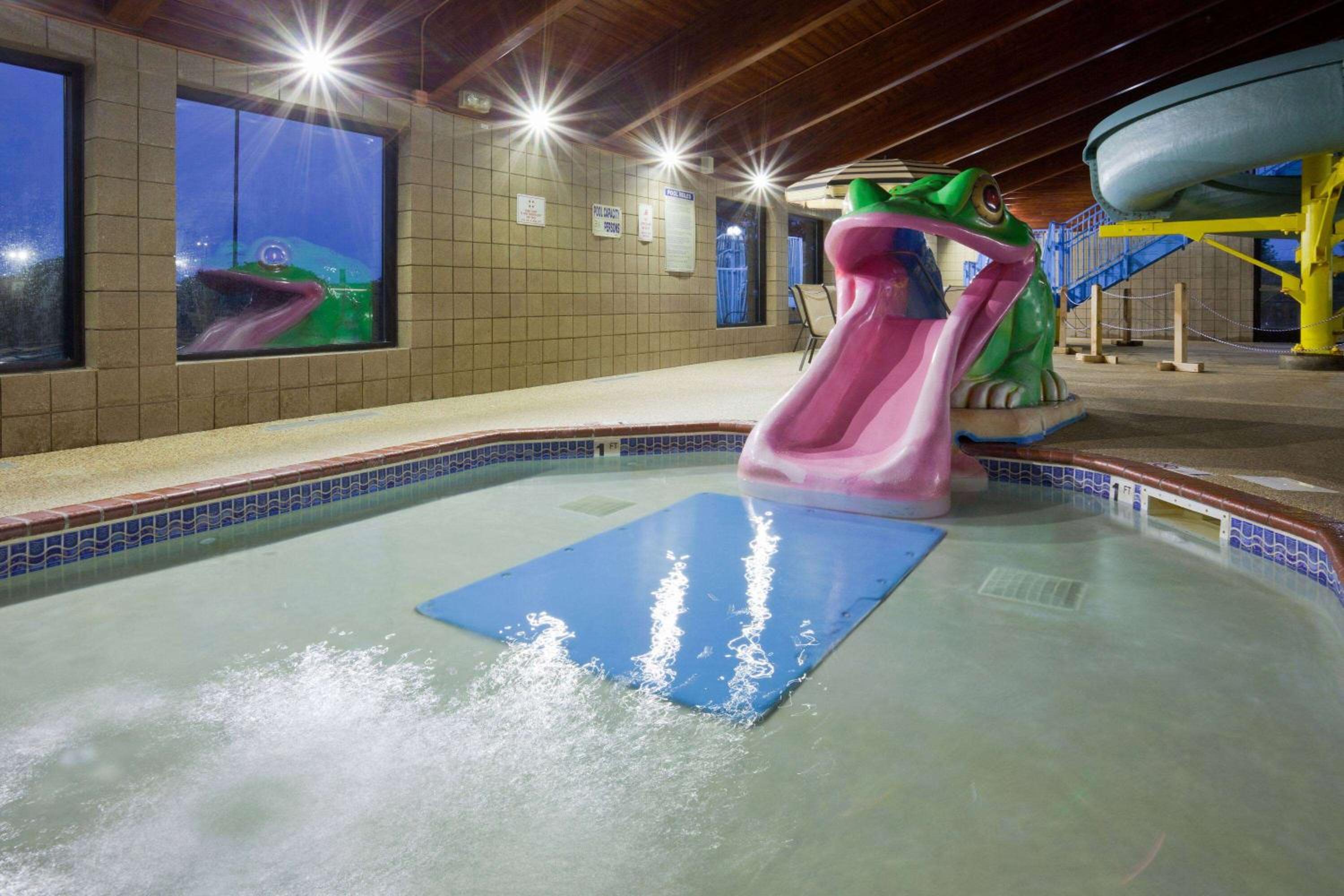 AmericInn by Wyndham Shakopee Near Canterbury Park - Property Image 4