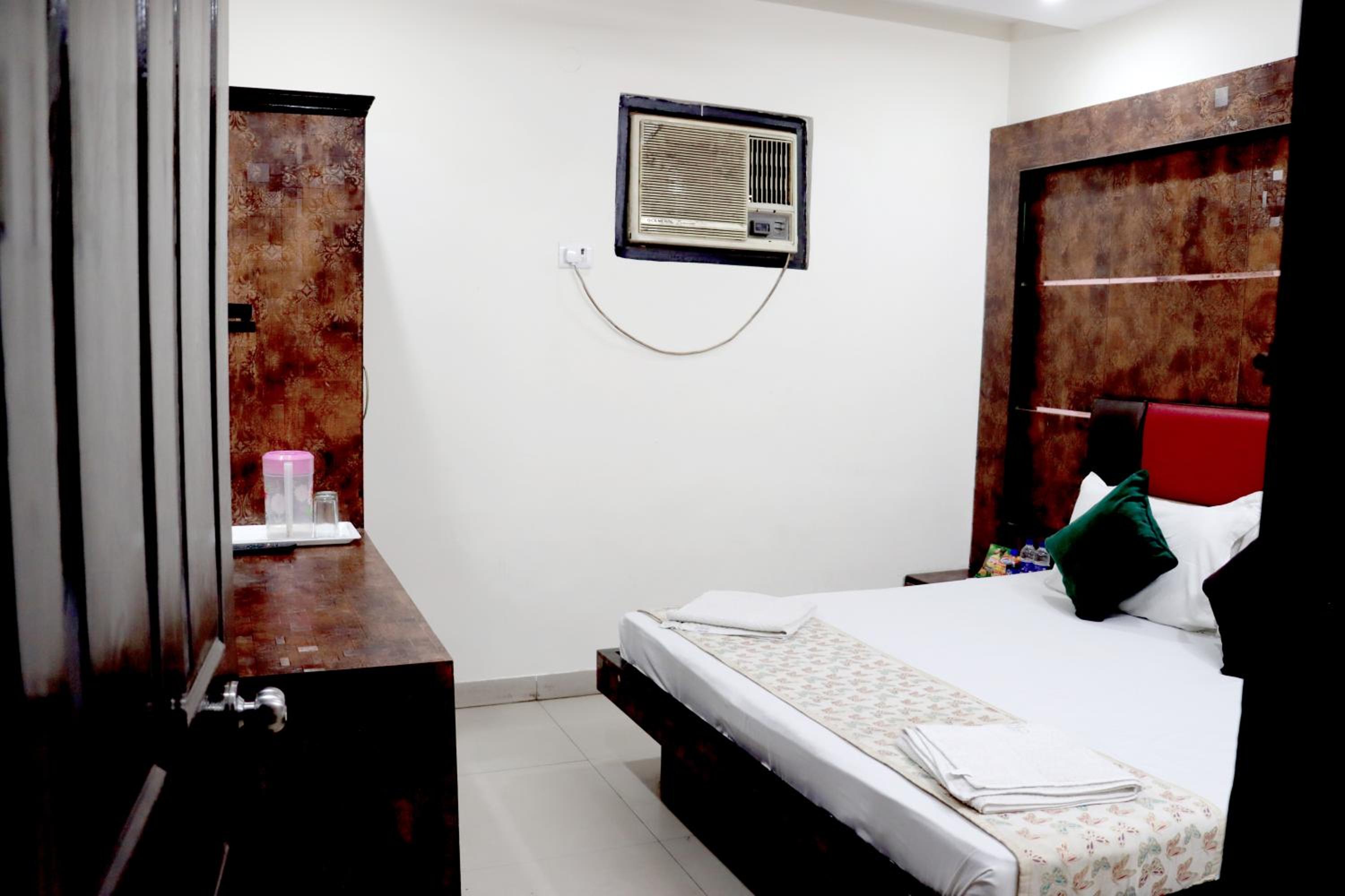 Hotel Snow White - Near R K Ashram Metro Station Paharganj view 2