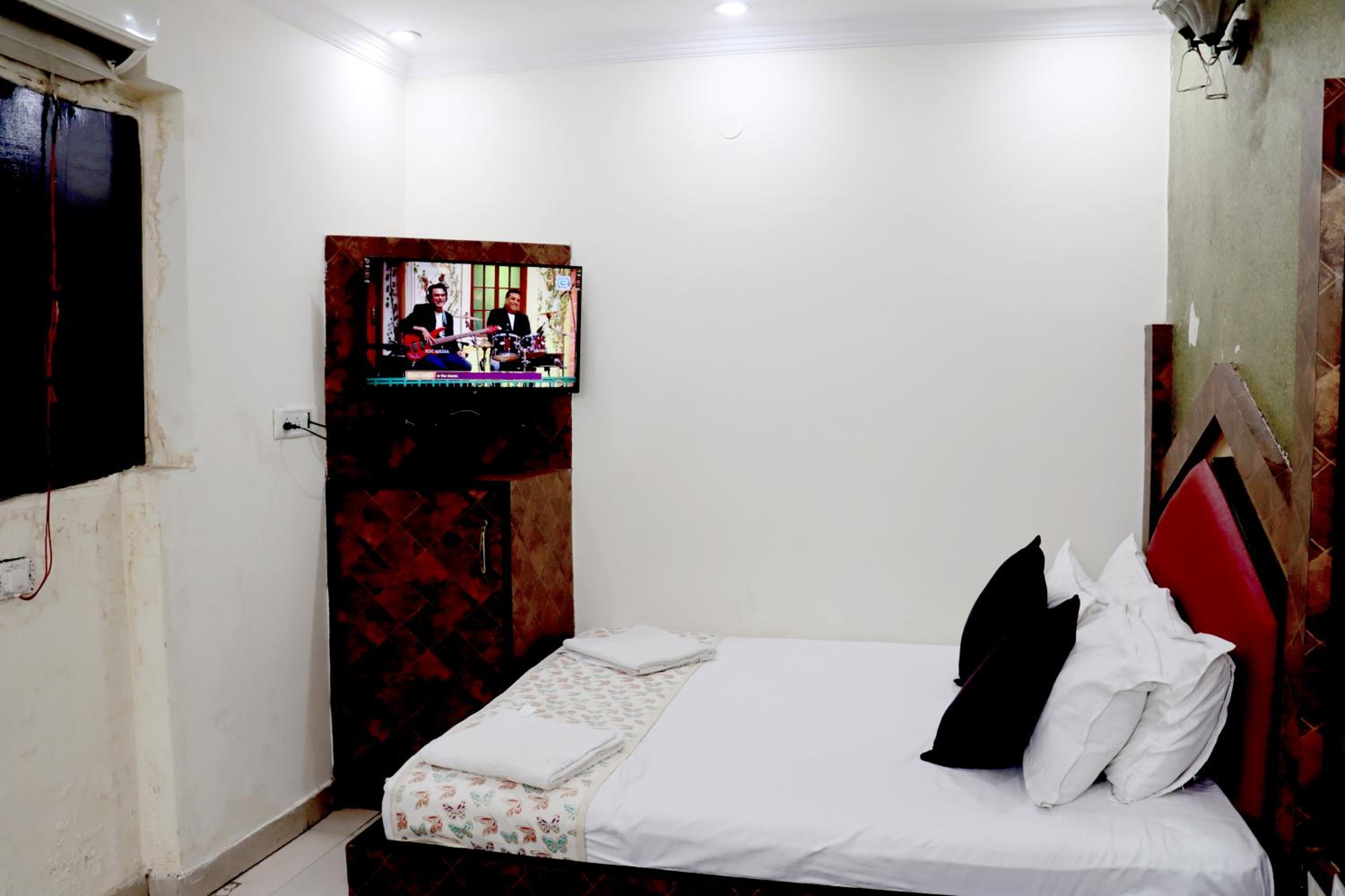 Hotel Snow White - Near R K Ashram Metro Station Paharganj view 4