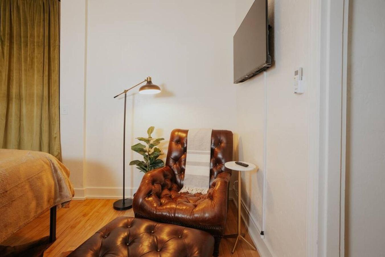 Oakdale Suites - Master Property