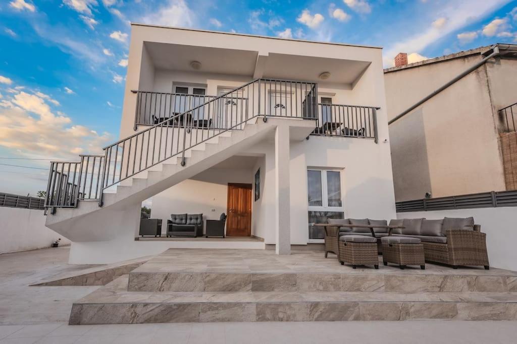 Hotel Villa Leny with pool - Image 1