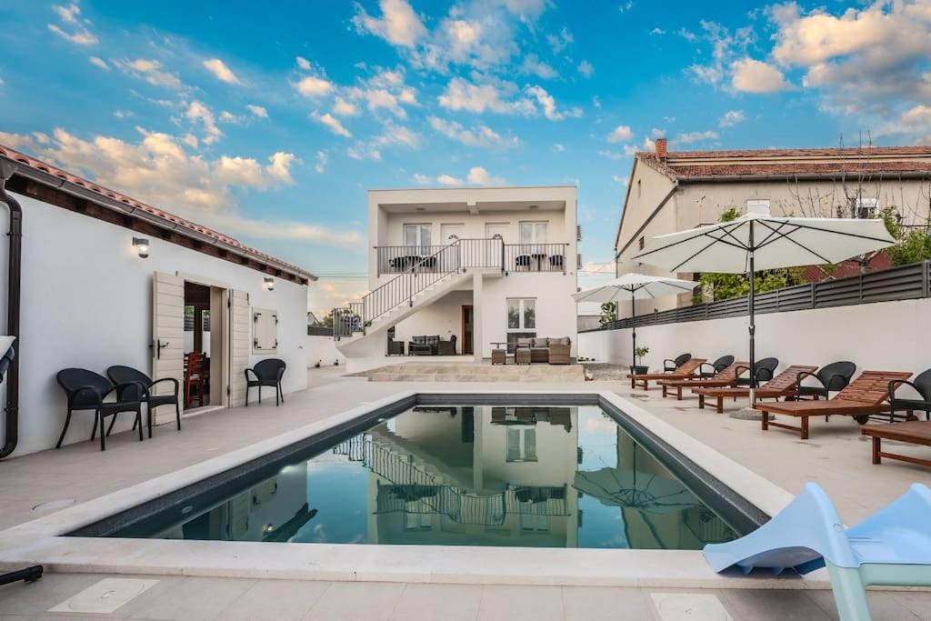 Villa Leny with pool view 3