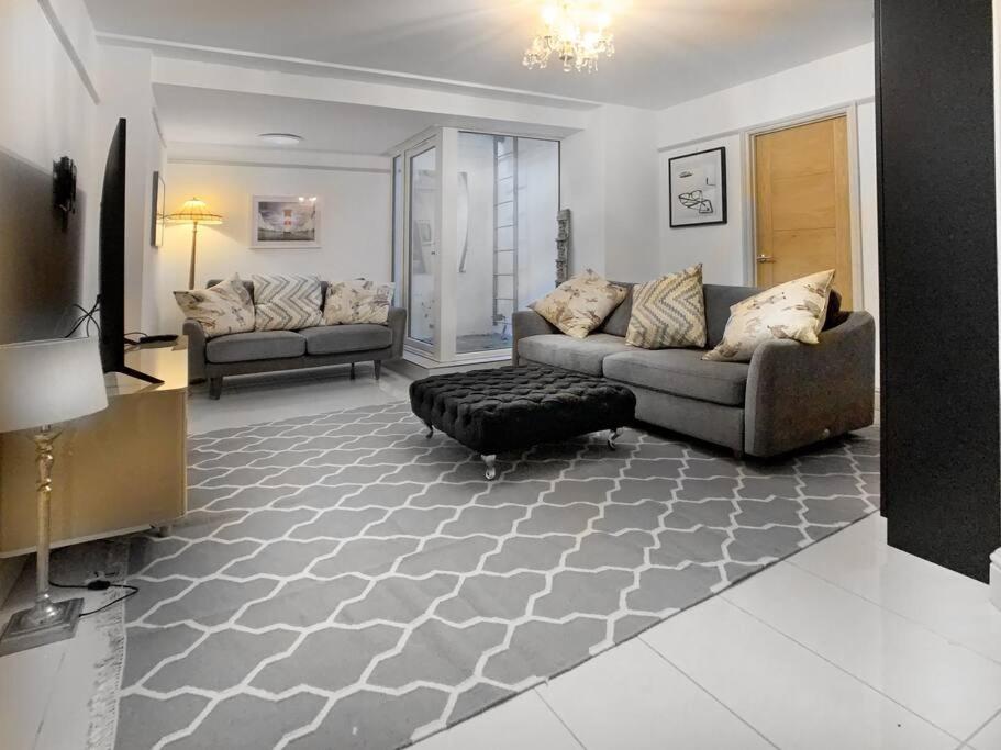 3 Bed House in central Richmond with driveway parking view 2